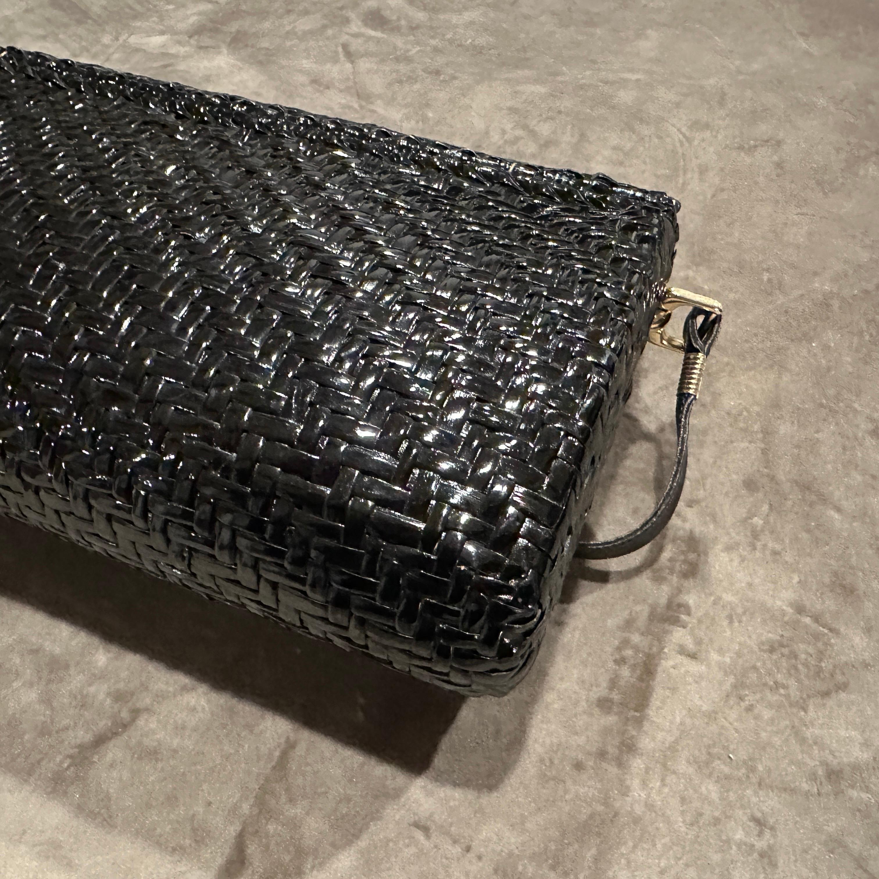 1960s French Riviera Style Glossy Black Wicker and Brass Italian Shoulder Bag For Sale 3