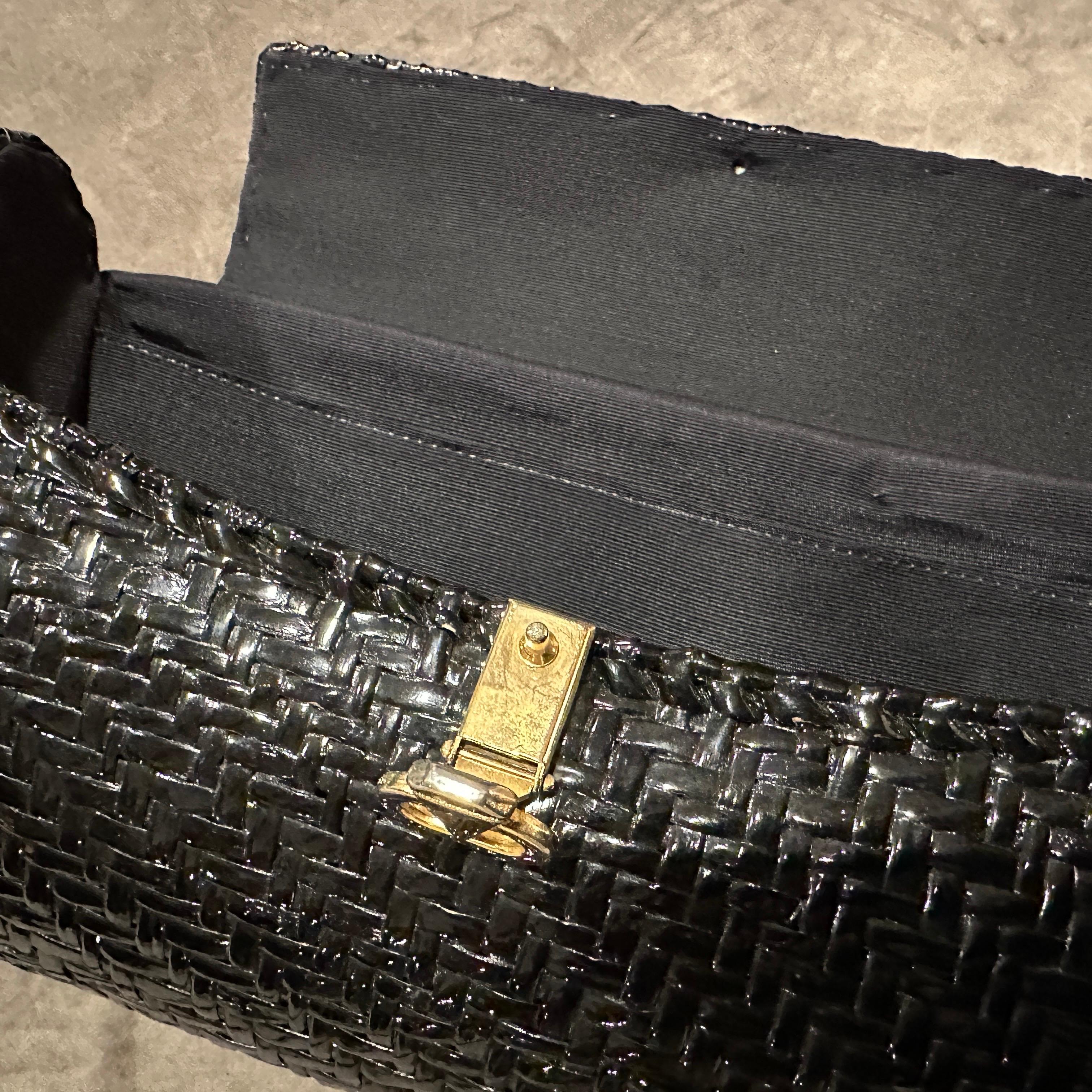 1960s French Riviera Style Glossy Black Wicker and Brass Italian Shoulder Bag For Sale 4