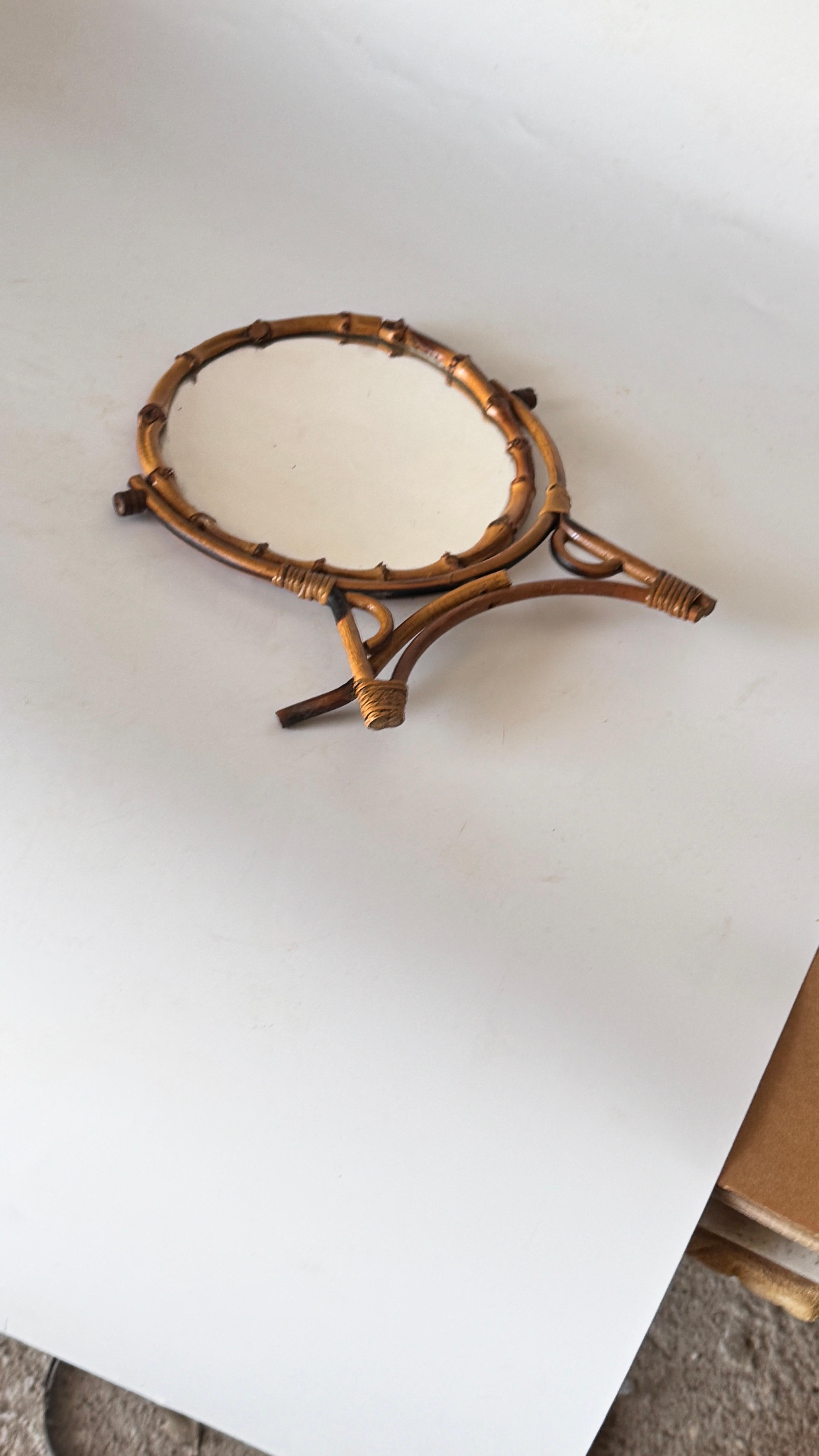 1960s French Riviera Tripod Table Mirror in Rattan, Adjustable Circular Design In Good Condition For Sale In Auribeau sur Siagne, FR