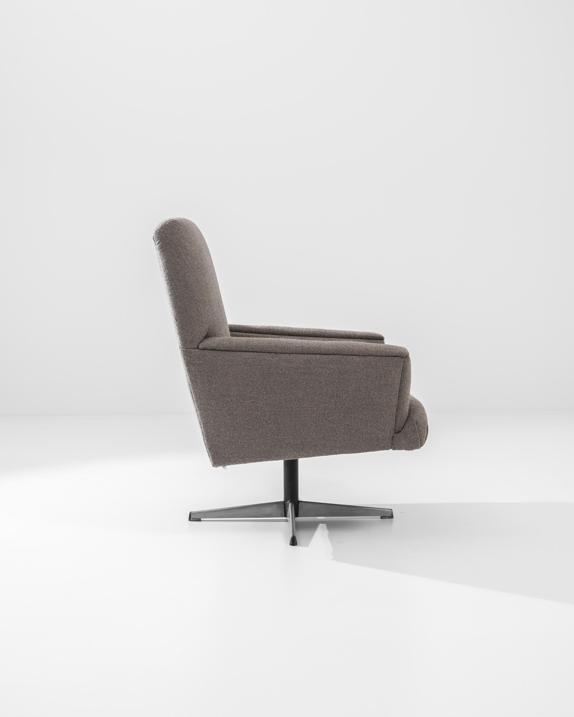 Stylish and sophisticated, this vintage rotary armchair cuts a handsome figure. Made in France, the design provokes nostalgia for the chic offices of the 1960s. The chair rotates upon a central pillar — a mechanism originally designed to help