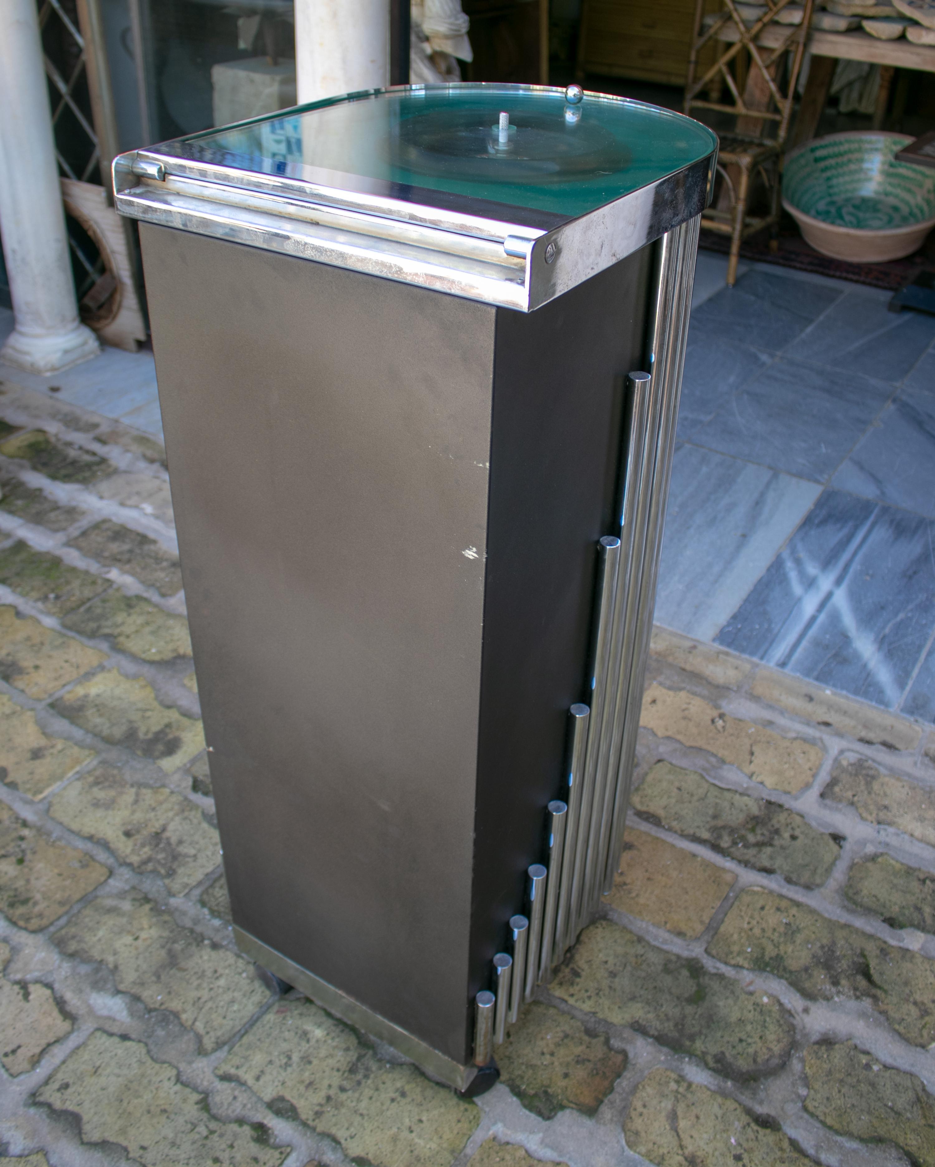 1960s French Roulette Themed Metallic Two-Door Round Mini Bar Cabinet In Good Condition In Marbella, ES