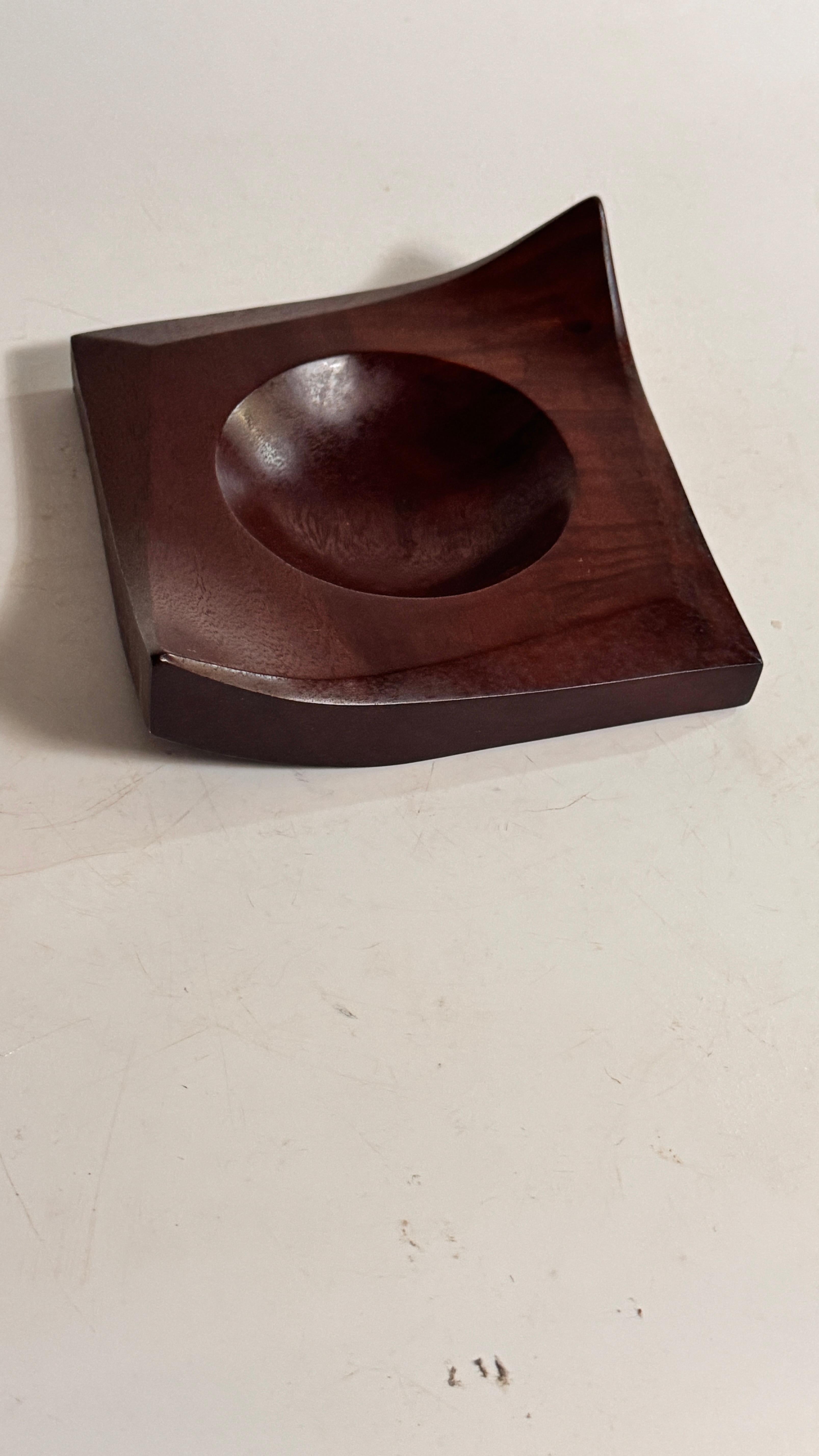 Posacenere francese scultoreo in ceramica degli anni '60 - Design a forma di foglia sfaccettata, smalto marrone

Descrizione:
Questo straordinario posacenere degli anni '60, realizzato in Francia, è tanto una scultura quanto un oggetto funzionale.