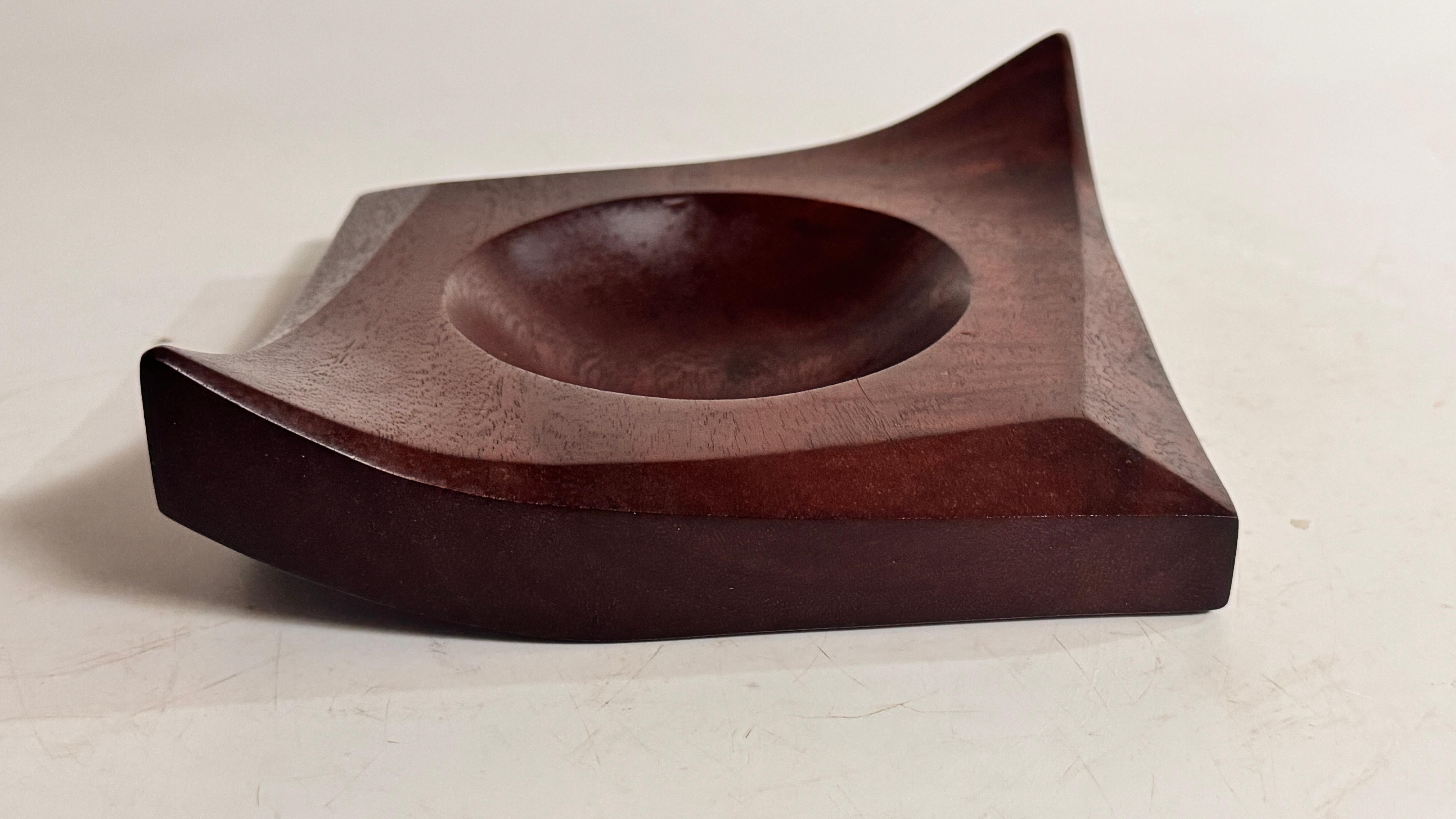 Francese Posacenere francese scultoreo in ceramica degli anni '60 - Design a forma di foglia sfaccettata, smalto marrone in vendita