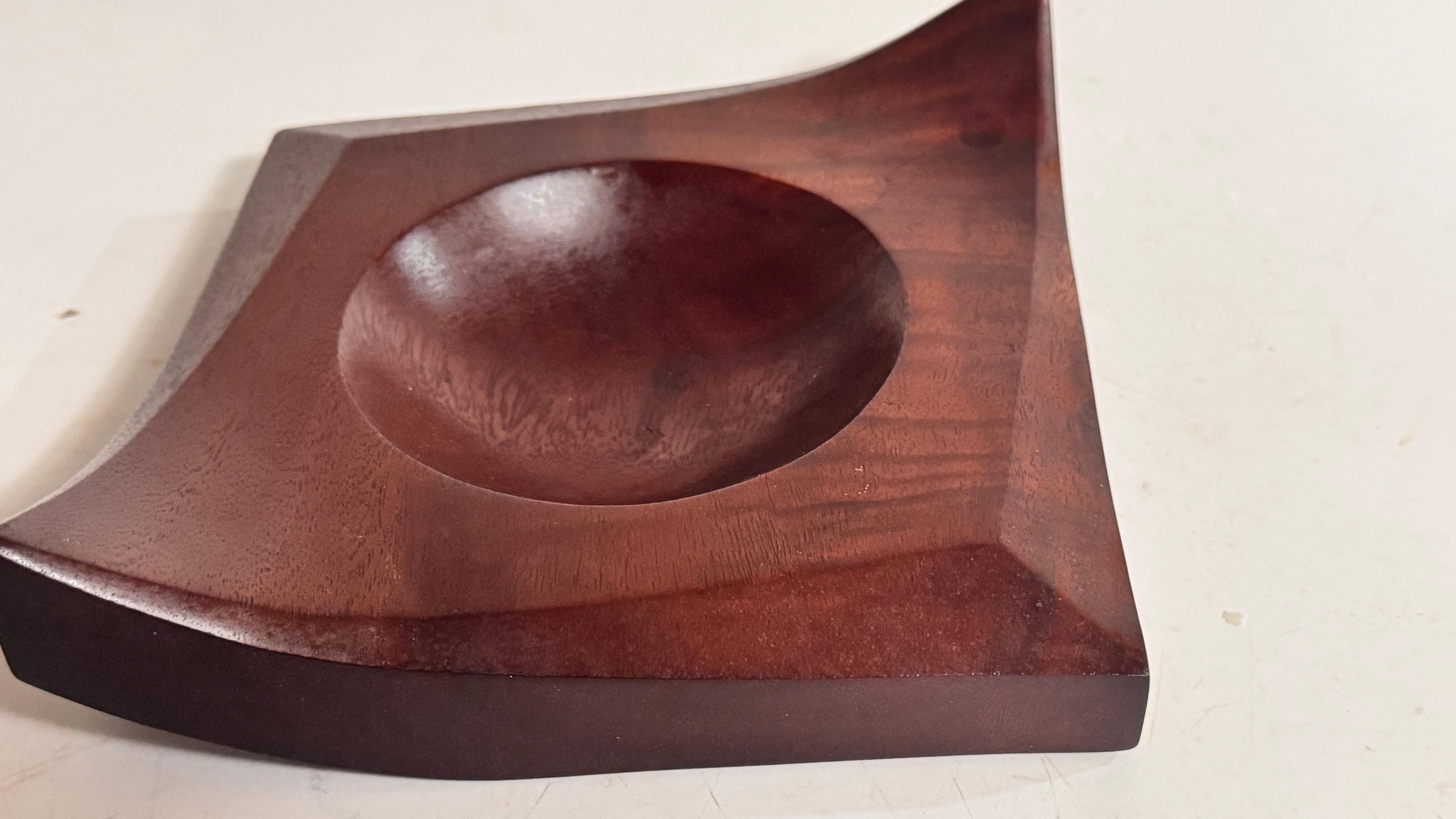 Posacenere francese scultoreo in ceramica degli anni '60 - Design a forma di foglia sfaccettata, smalto marrone In condizioni buone in vendita a Auribeau sur Siagne, FR