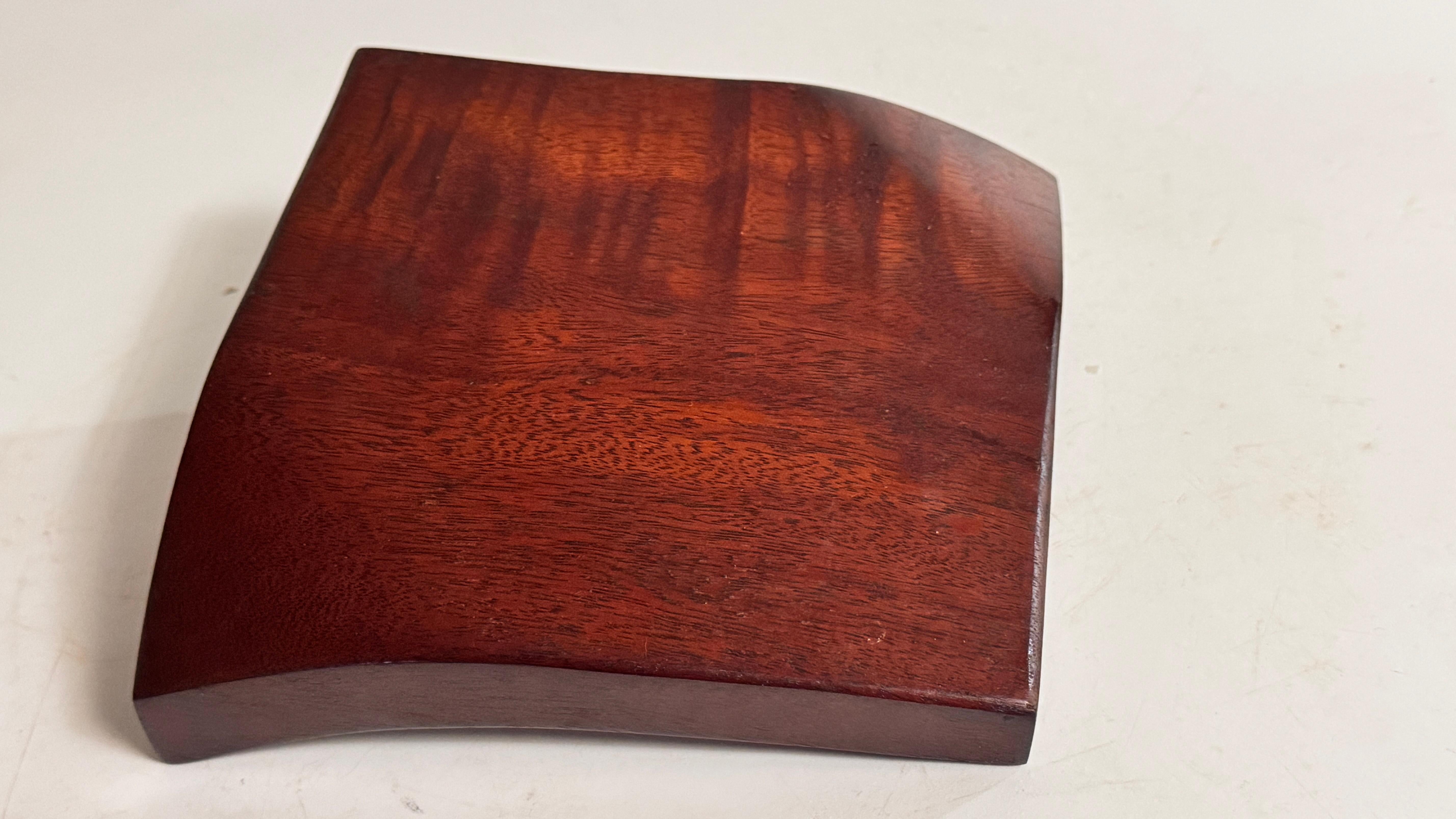 Metà XX secolo Posacenere francese scultoreo in ceramica degli anni '60 - Design a forma di foglia sfaccettata, smalto marrone in vendita