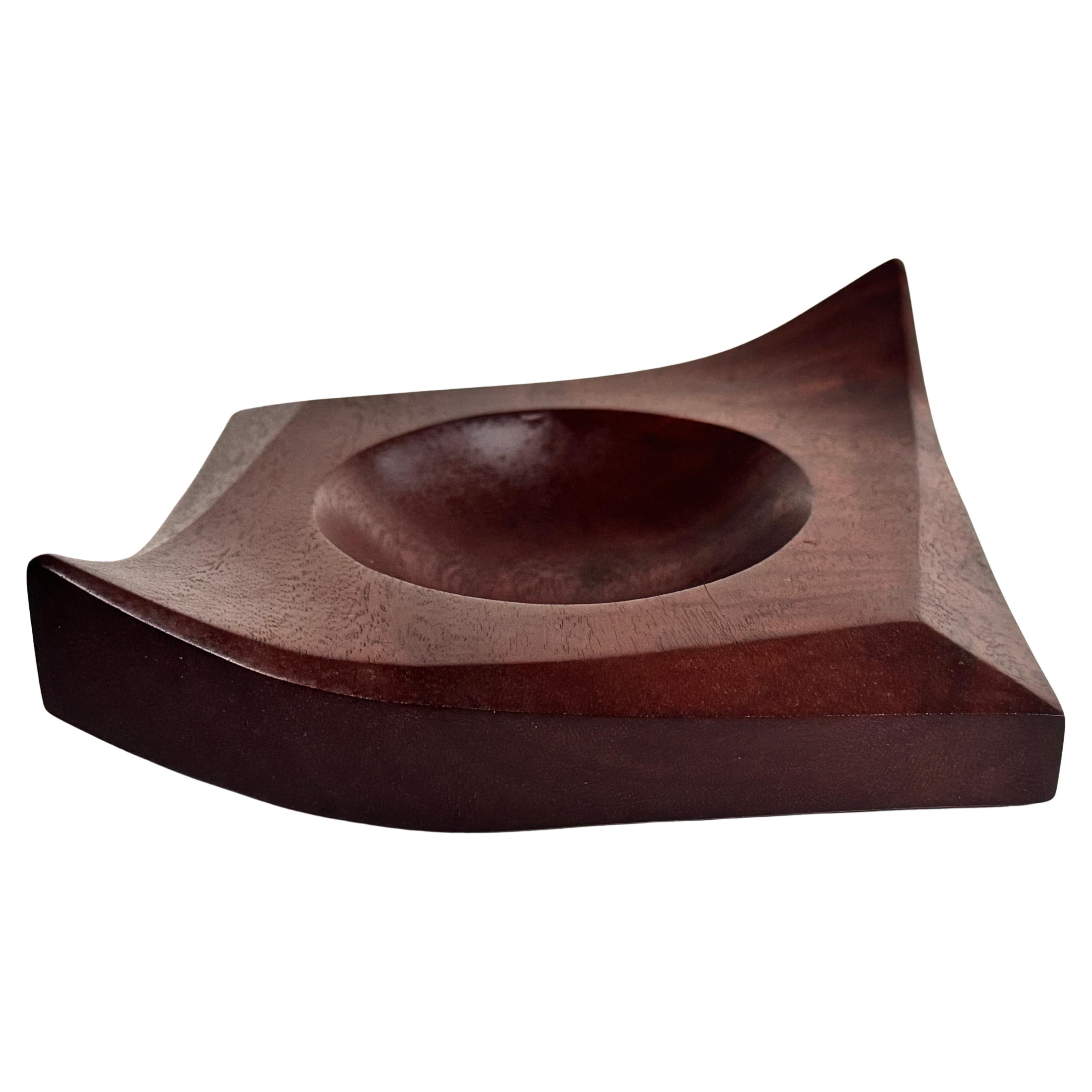 Posacenere francese scultoreo in ceramica degli anni
60 - Design a forma di foglia sfaccettata, smalto marrone