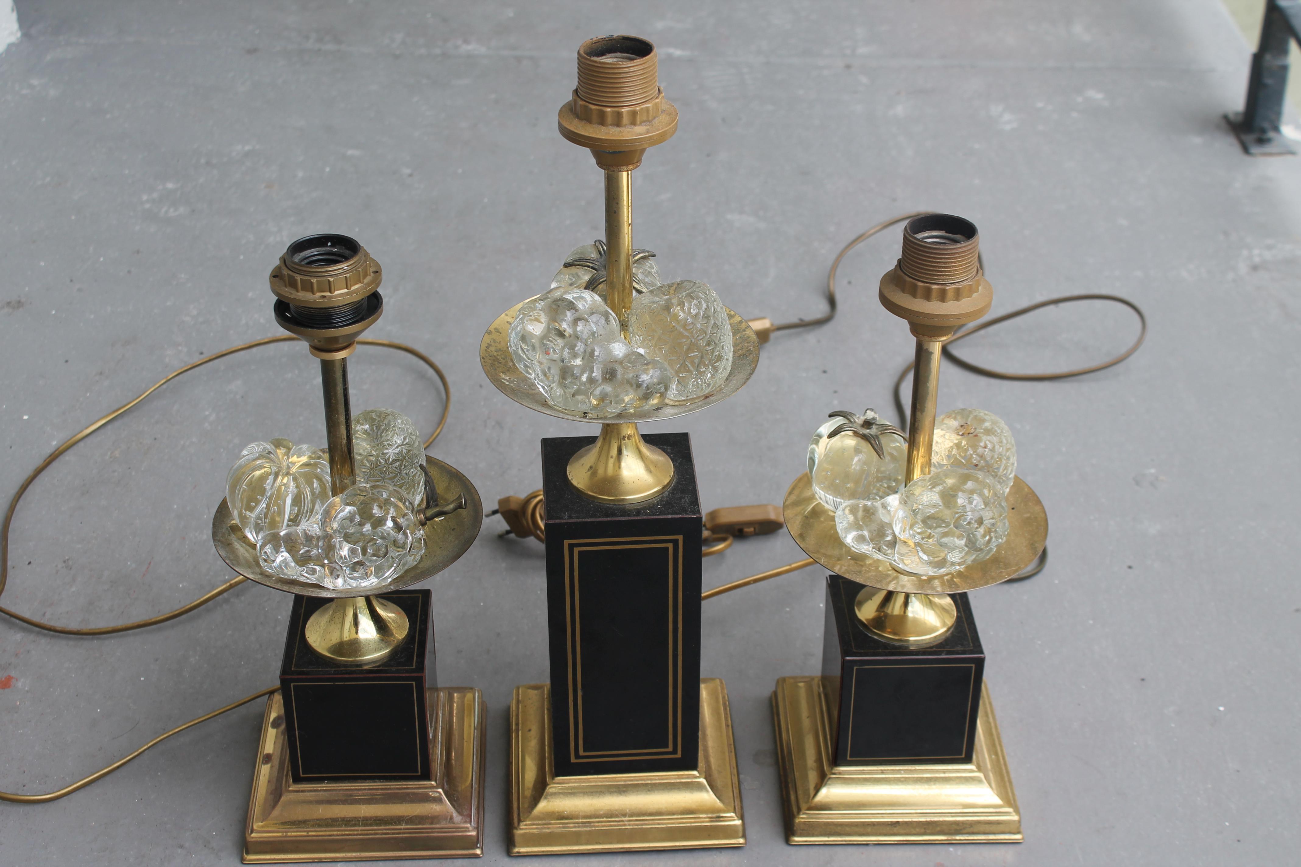 Français Ensemble français des années 1960/3 lampes de table en cristal Fruit Laden - Paire + 1 lampe de table en bronze en vente