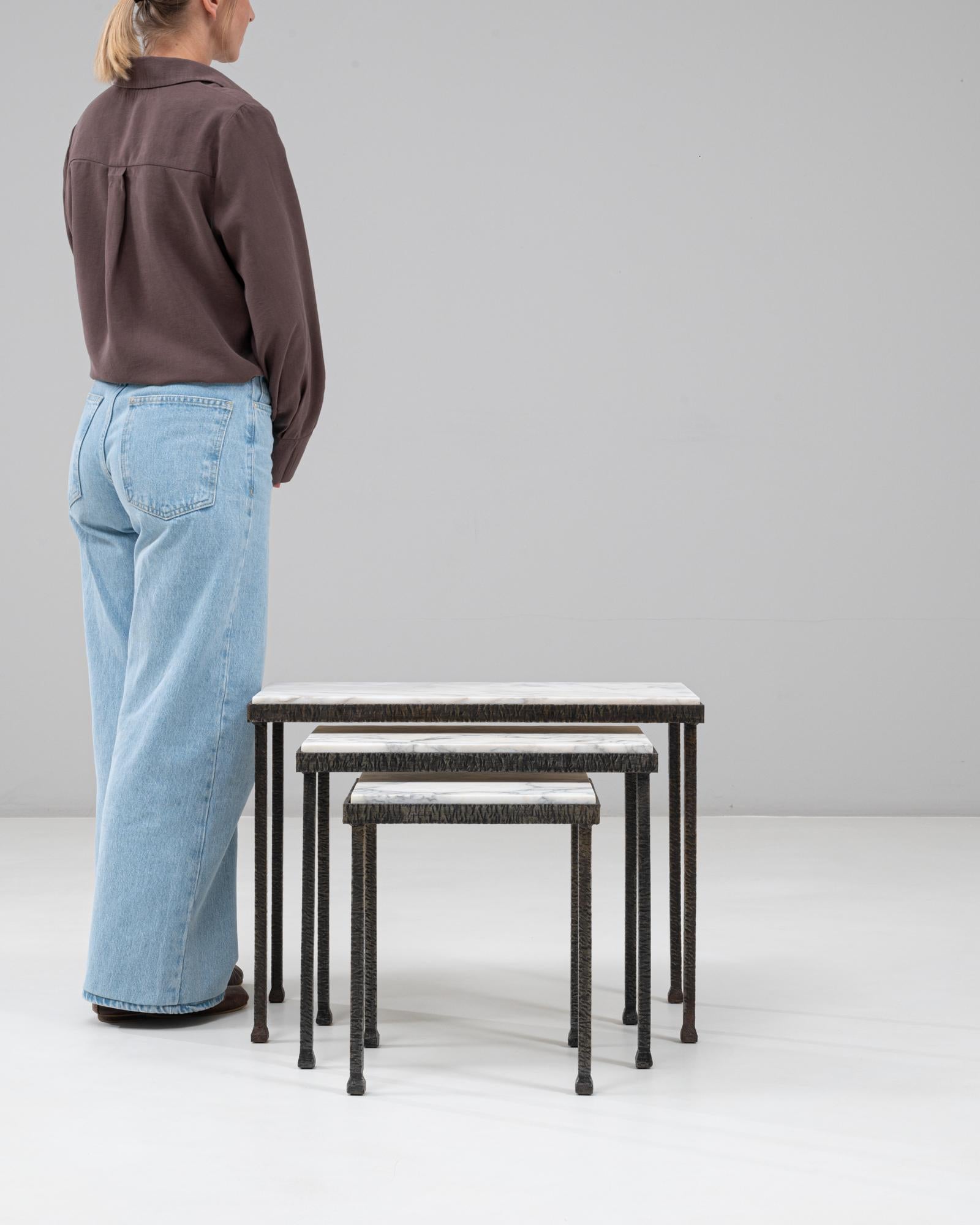 XX secolo Set di tre tavolini in ferro con piano in marmo degli anni '60 in Francia in vendita