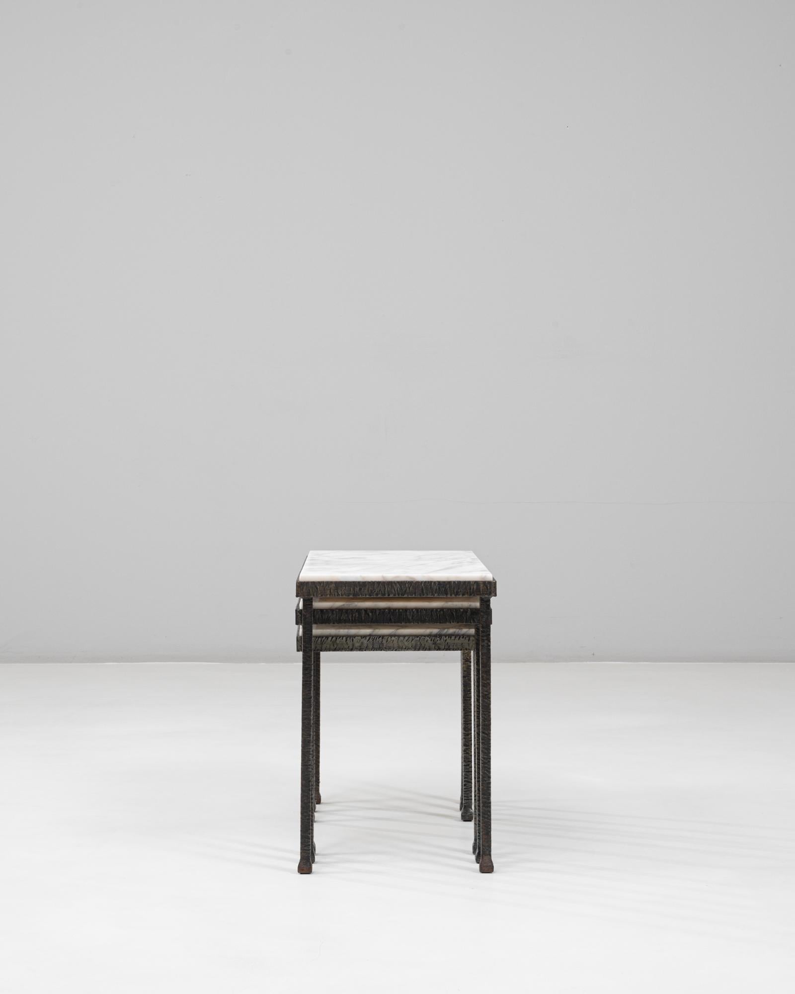 Ferro Set di tre tavolini in ferro con piano in marmo degli anni '60 in Francia in vendita