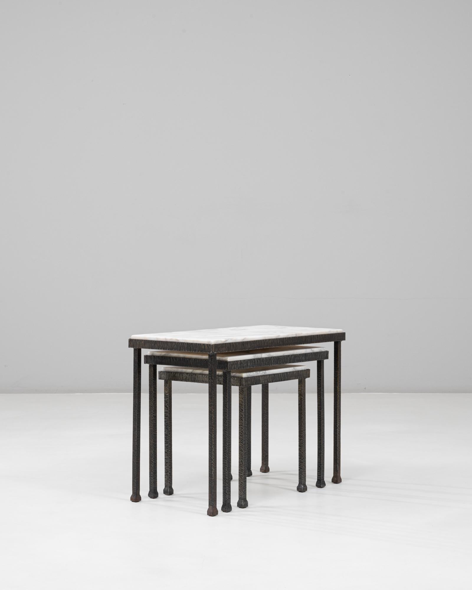 Set di tre tavolini in ferro con piano in marmo degli anni '60 in Francia in vendita 1