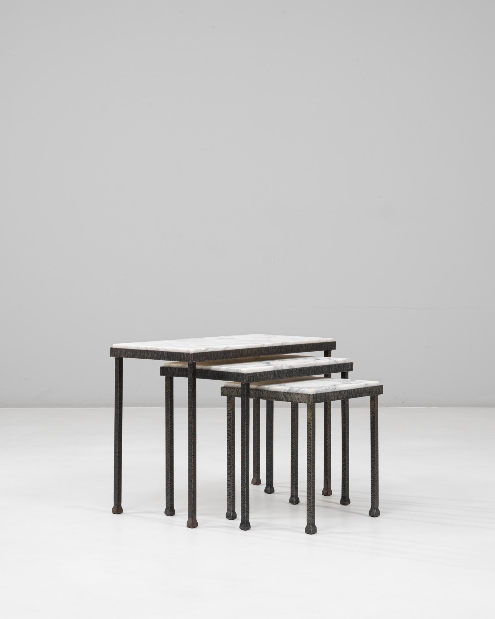 Set di tre tavolini in ferro con piano in marmo degli anni '60 in Francia in vendita 2