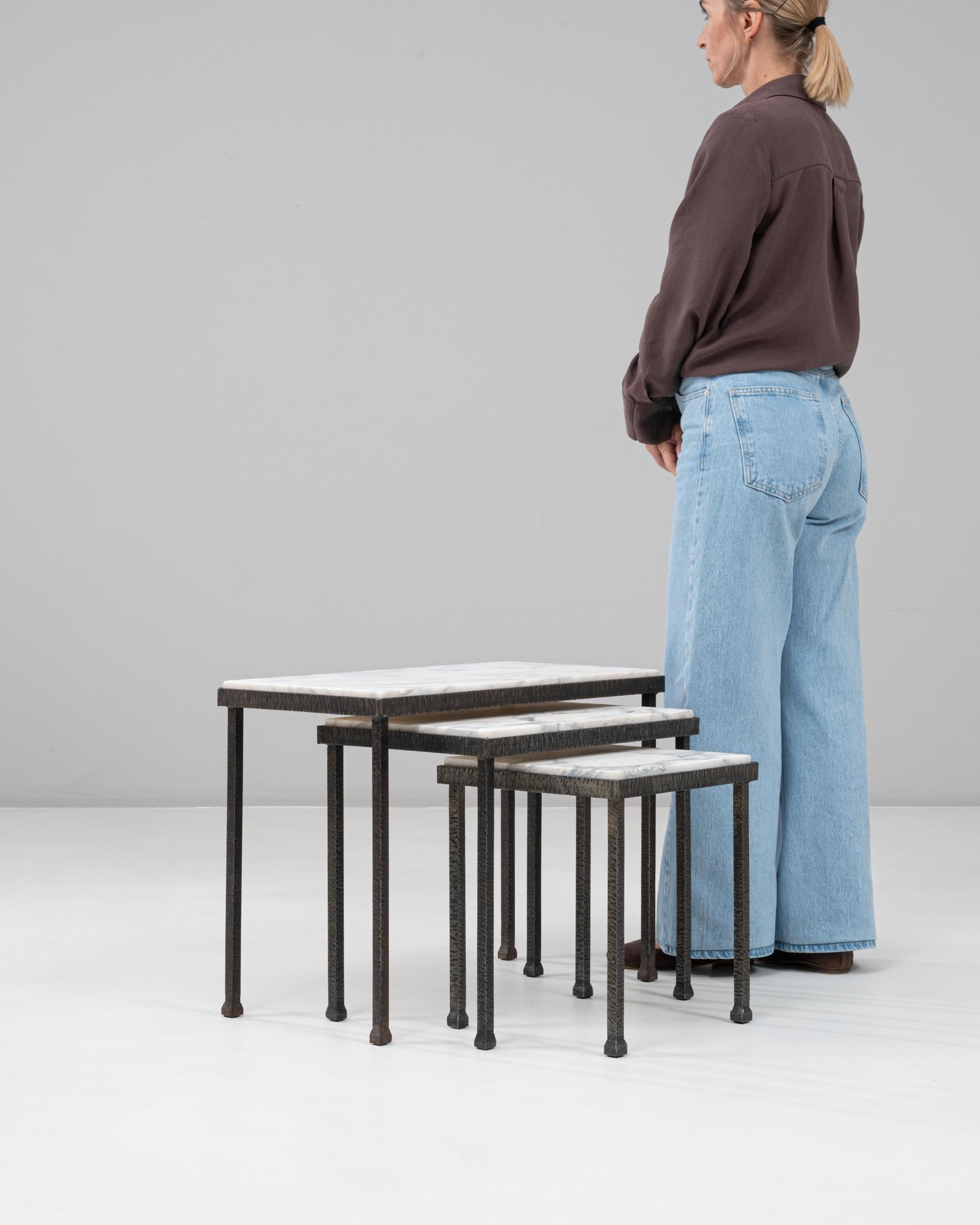 Set di tre tavolini in ferro con piano in marmo degli anni '60 in Francia in vendita 3