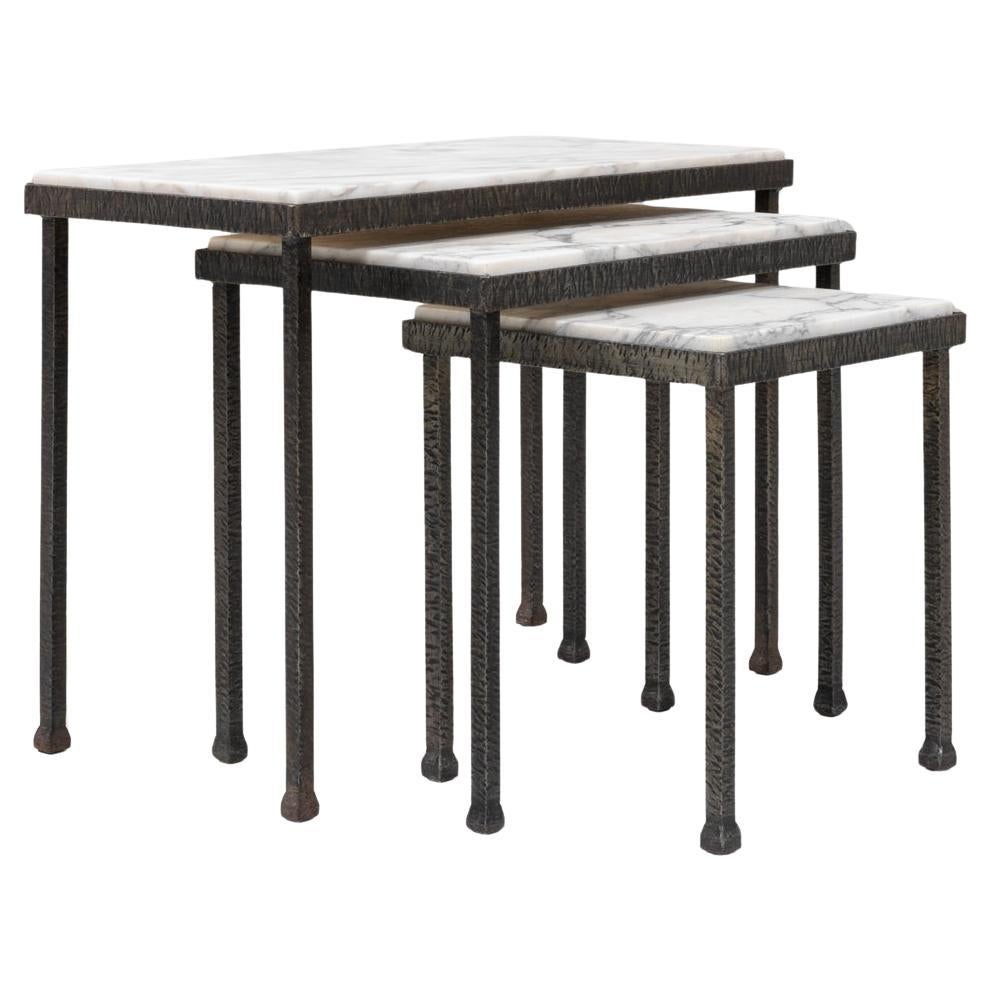 Set di tre tavolini in ferro con piano in marmo degli anni '60 in Francia