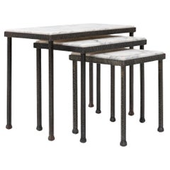Set di tre tavolini in ferro con piano in marmo degli anni '60 in Francia