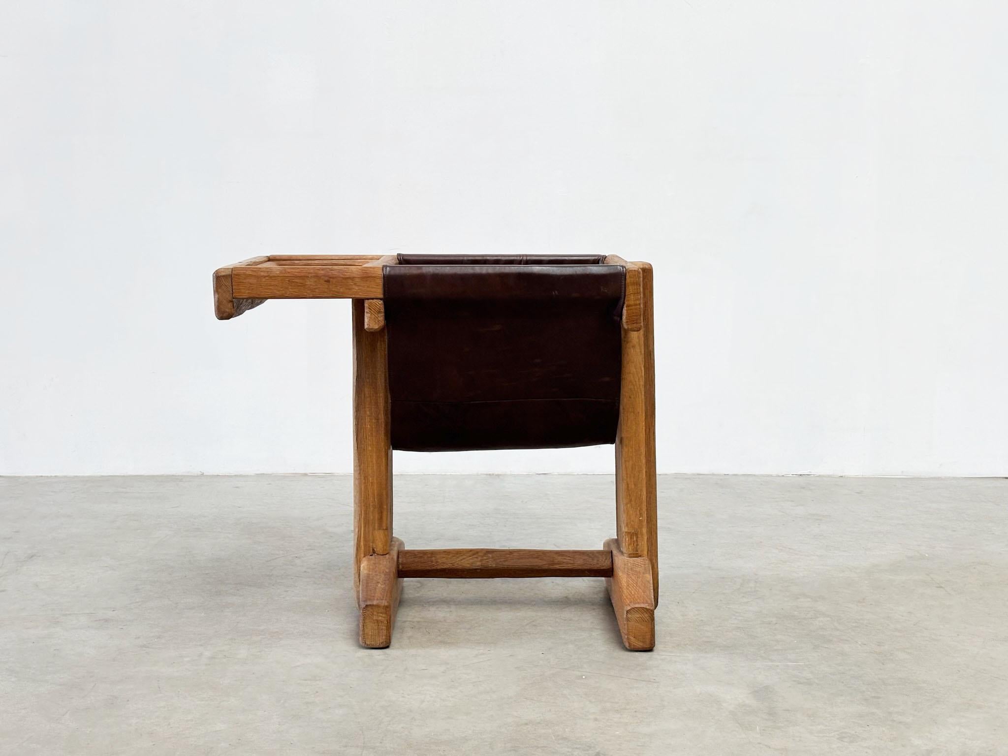 Cette table d'appoint française rustique mais élégante est dotée d'un porte-revues pratique en cuir, alliant charme et fonctionnalité.
Son design rappelle l'esprit de Guillerme et Chambron, bien que son fabricant exact reste inconnu.
Cette pièce de