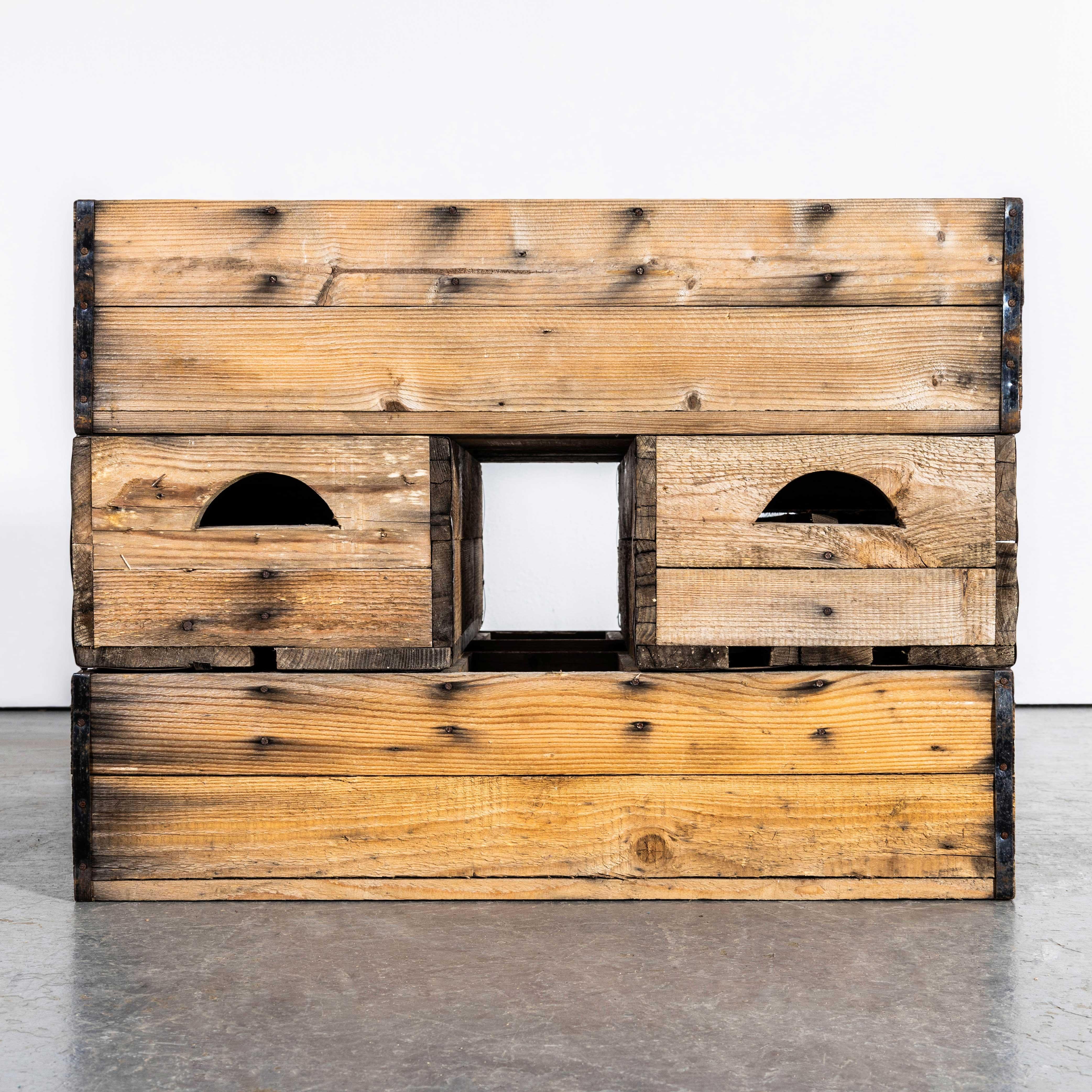 Cajas de fuentes de soda francesas de los años 60 - Grandes. 

Prácticas cajas originales para fuentes de soda hechas de pinotea. Brillantemente práctico con divisiones internas. . El anuncio es para una caja. Los compartimentos internos son de