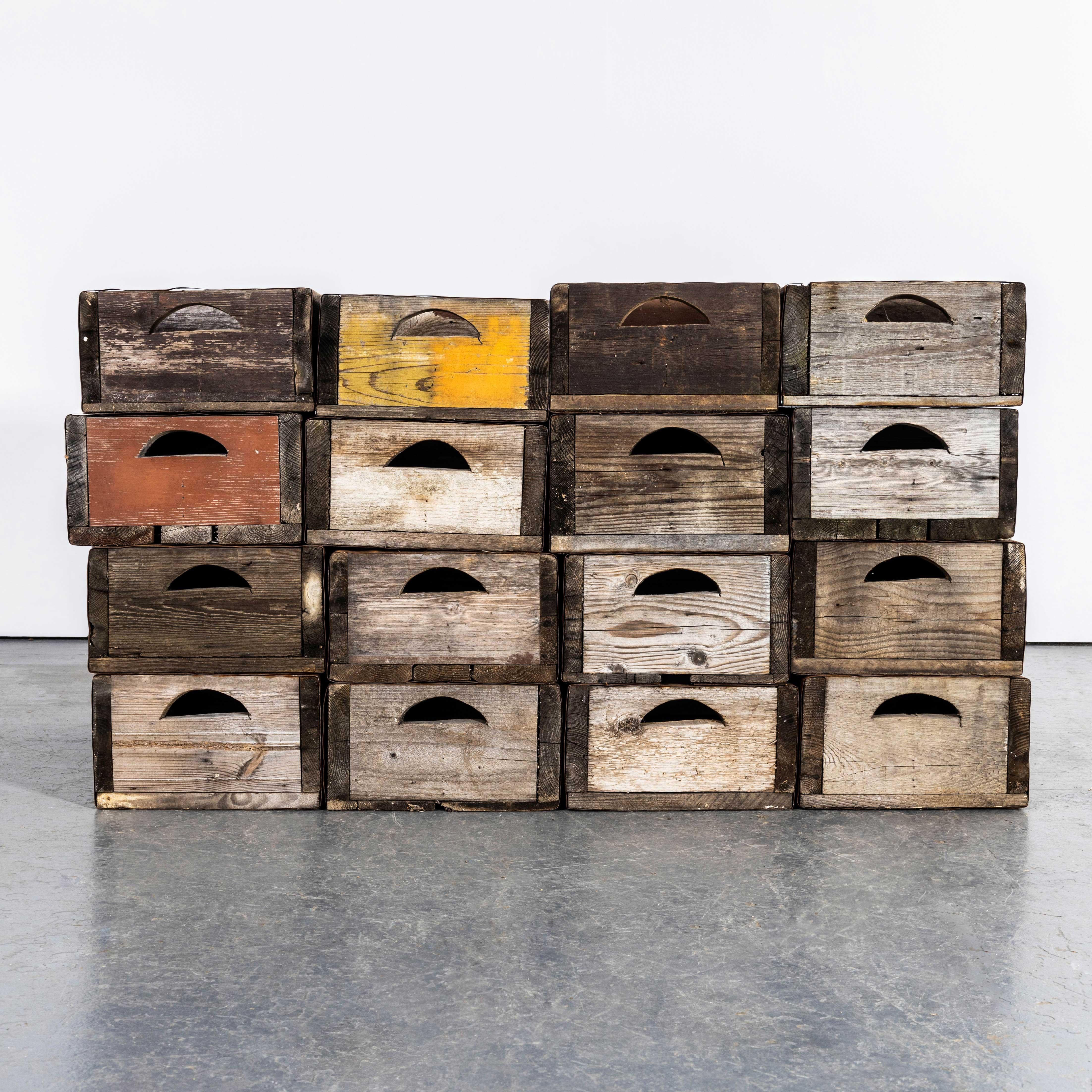 Cajas de fuentes de soda francesas de los años 60 - Mediana. 

Prácticas cajas originales para fuentes de soda hechas de pinotea. Brillantemente práctico con divisiones internas. El anuncio es para una caja. Los compartimentos internos son de 10x10