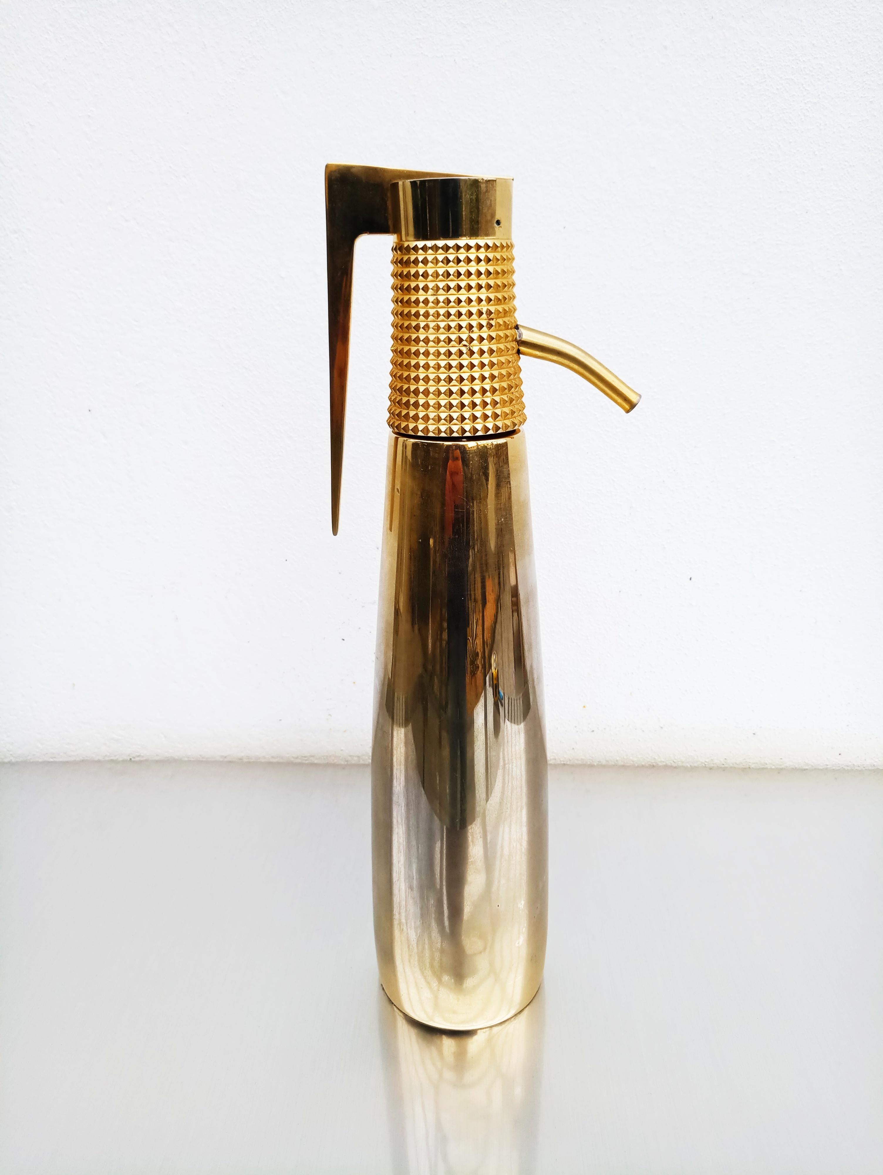 Beautiful and design 1960s French soda siphon seltzer water bottle.
In very good vintage condition.
