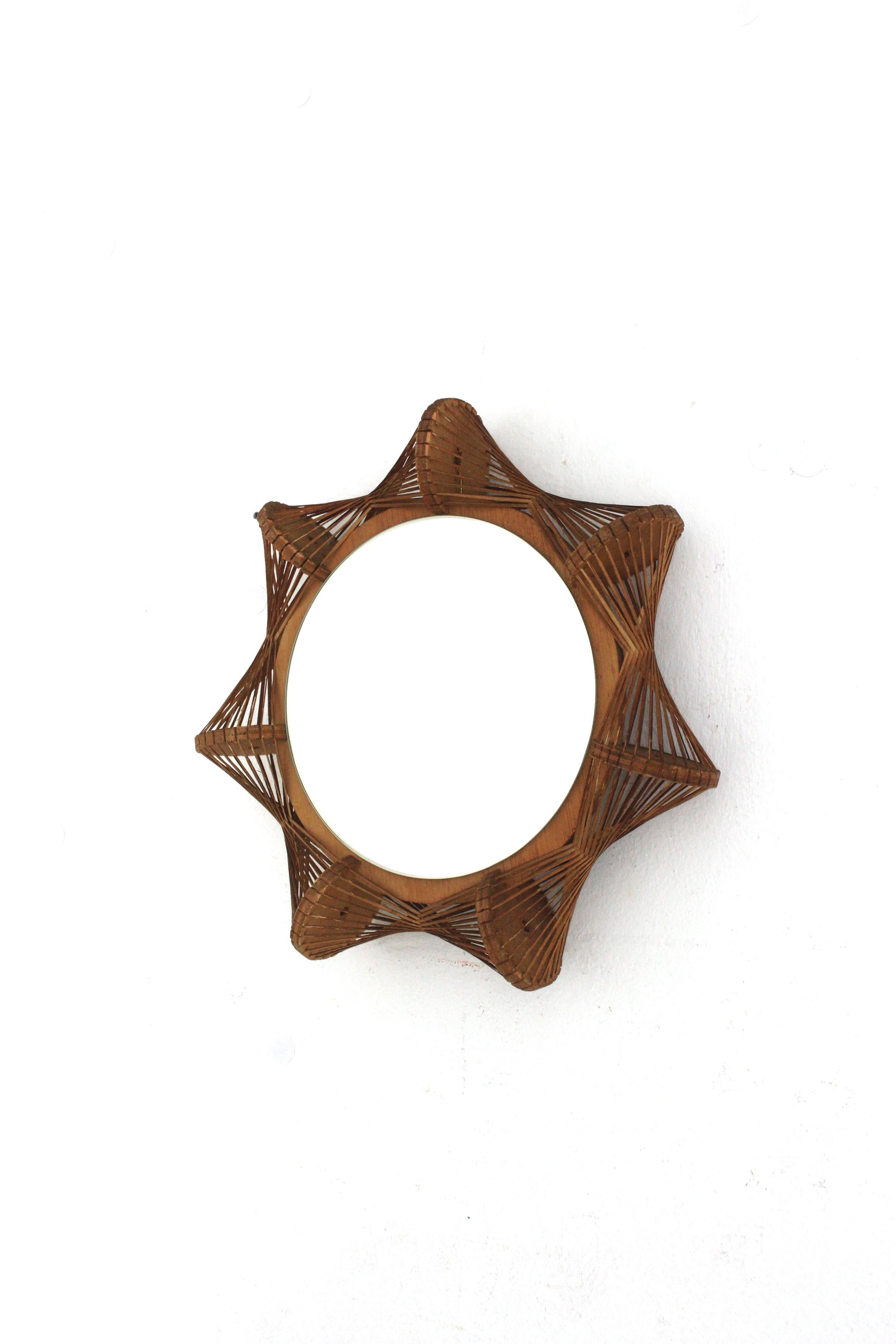 Specchio francese Starburst Sunburst degli anni '60 con cornice in vimini intrecciato e Wood in vendita 2