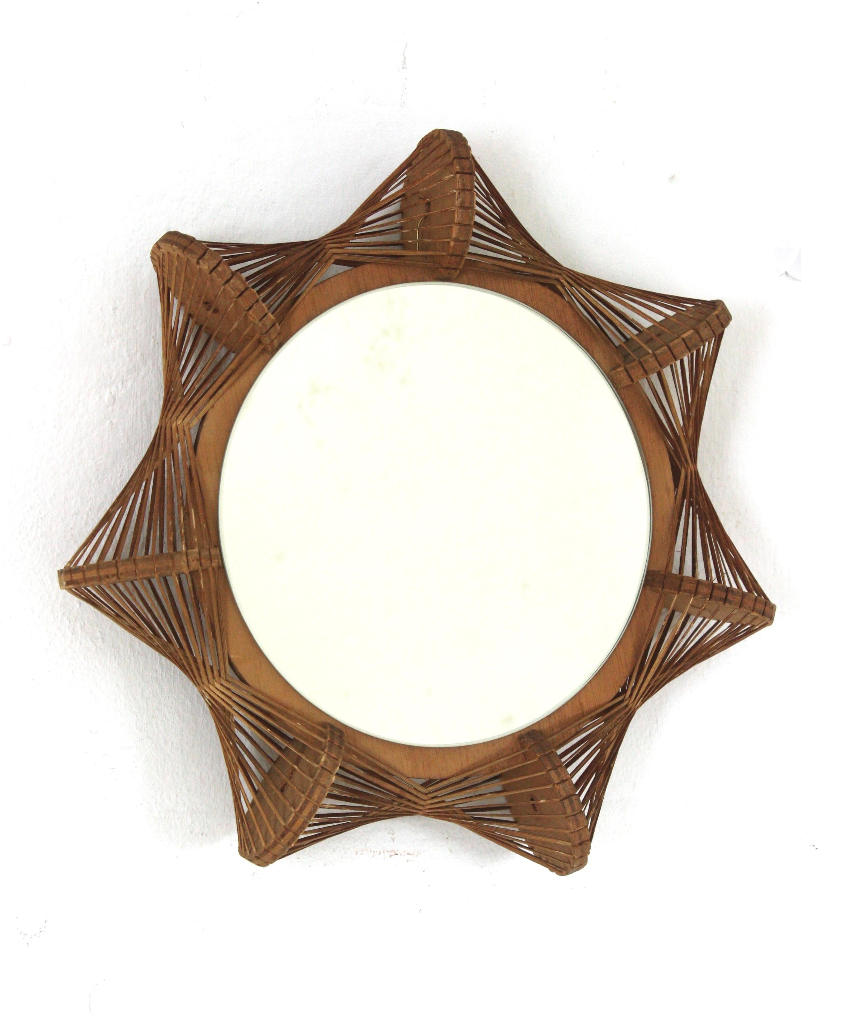 Specchio Sunburst di dimensioni mini, rafia, vimini, Wood
Specchio scandinavo moderno in legno lavorato a mano con cornice in vimini intrecciato, Francia, anni '60.
Raro formato mini.
Questo piccolo specchio straburst è stato realizzato a mano nella