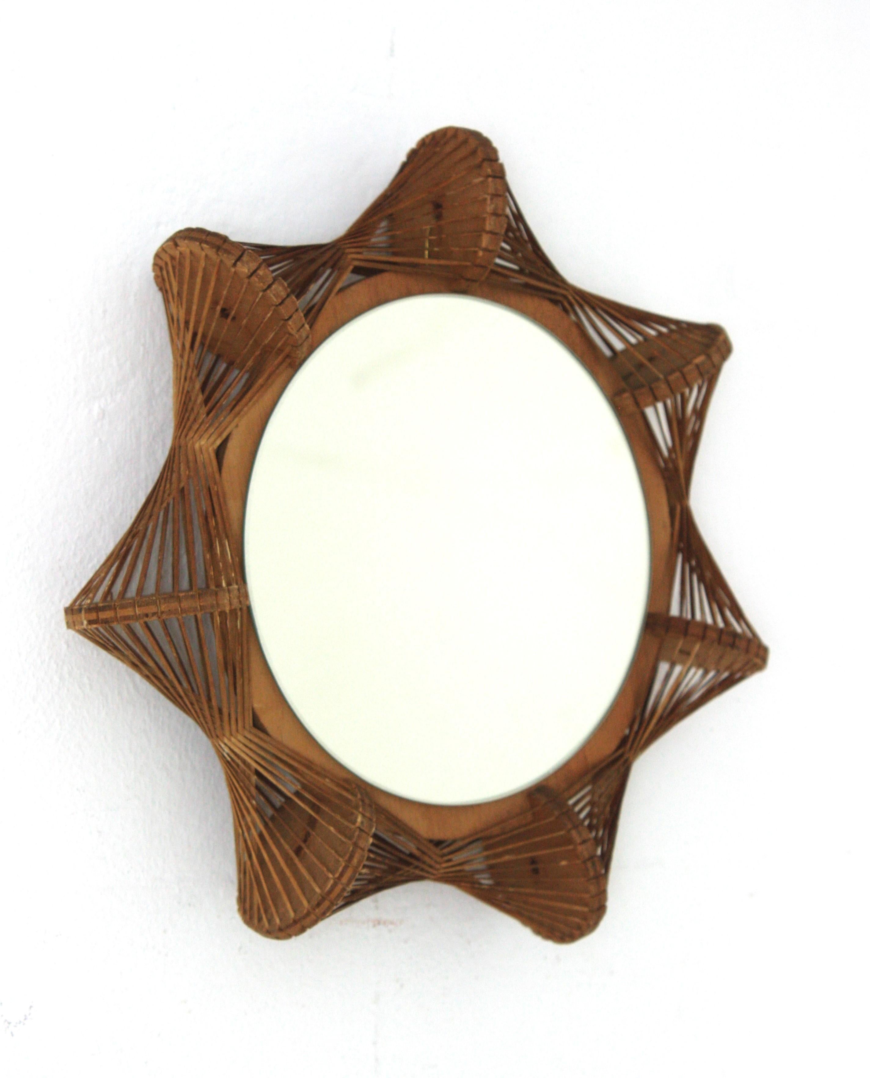 Mid-Century moderno Specchio francese Starburst Sunburst degli anni '60 con cornice in vimini intrecciato e Wood in vendita