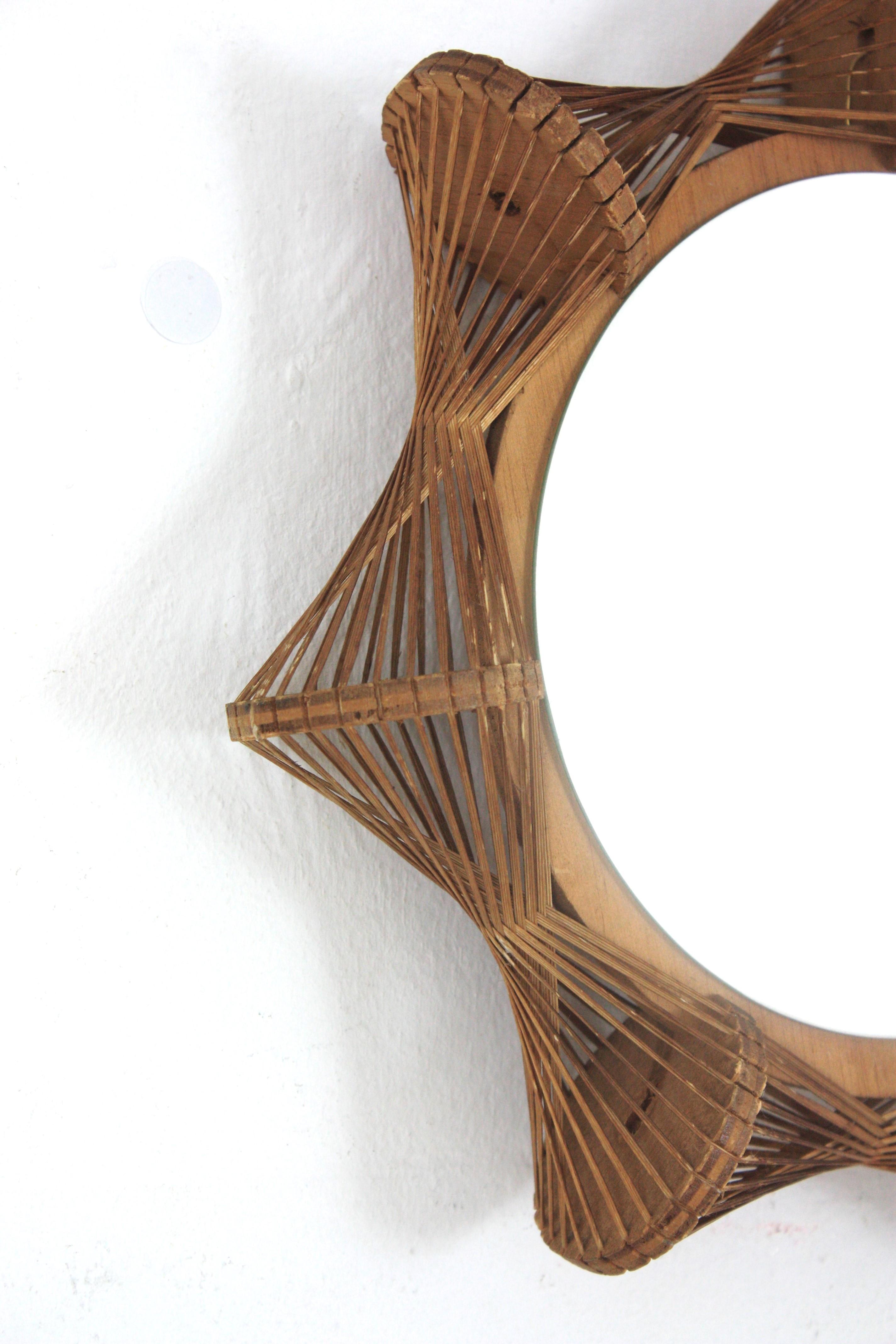 Fatto a mano Specchio francese Starburst Sunburst degli anni '60 con cornice in vimini intrecciato e Wood in vendita