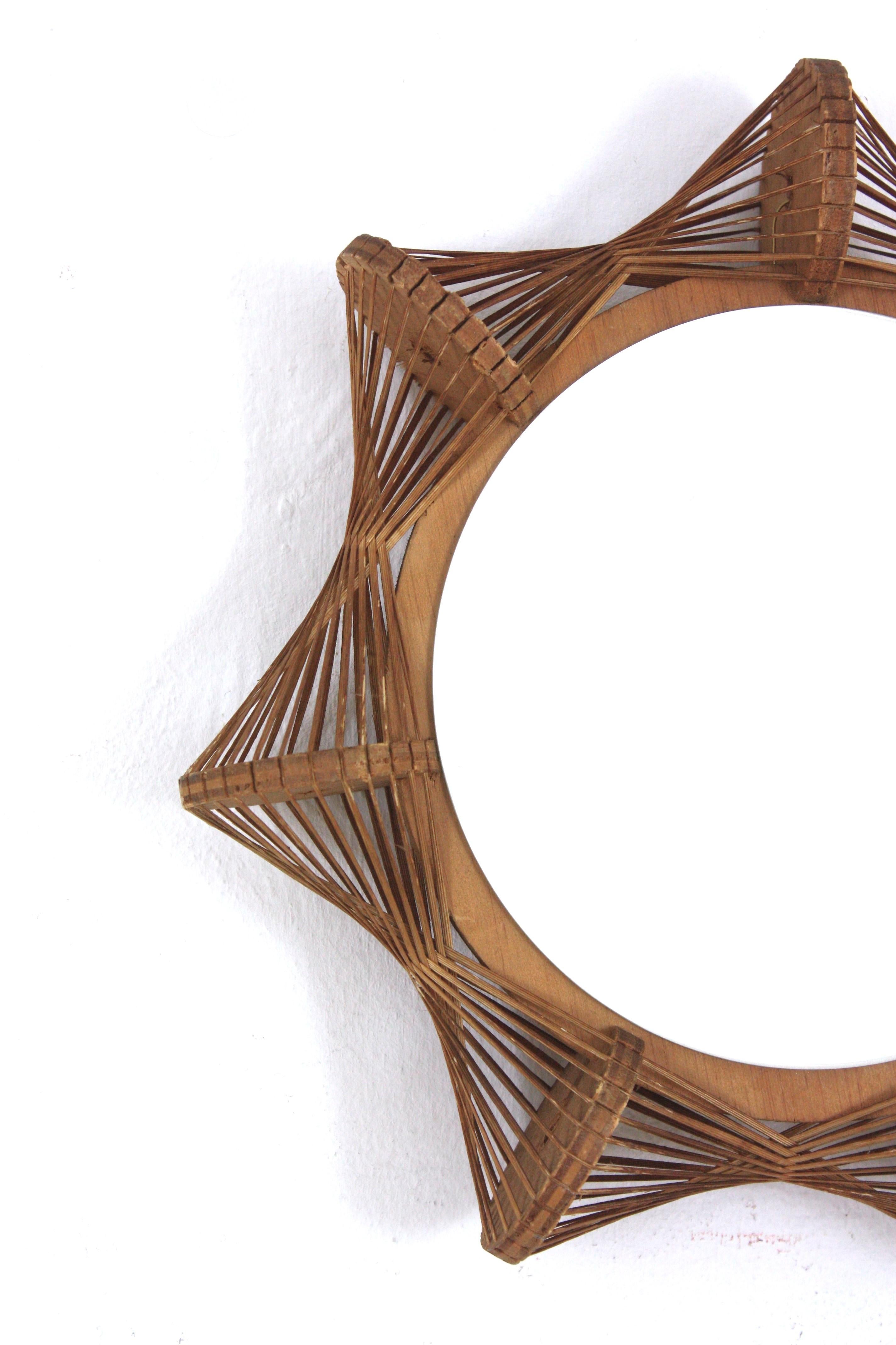 Specchio francese Starburst Sunburst degli anni '60 con cornice in vimini intrecciato e Wood In condizioni buone in vendita a Barcelona, ES