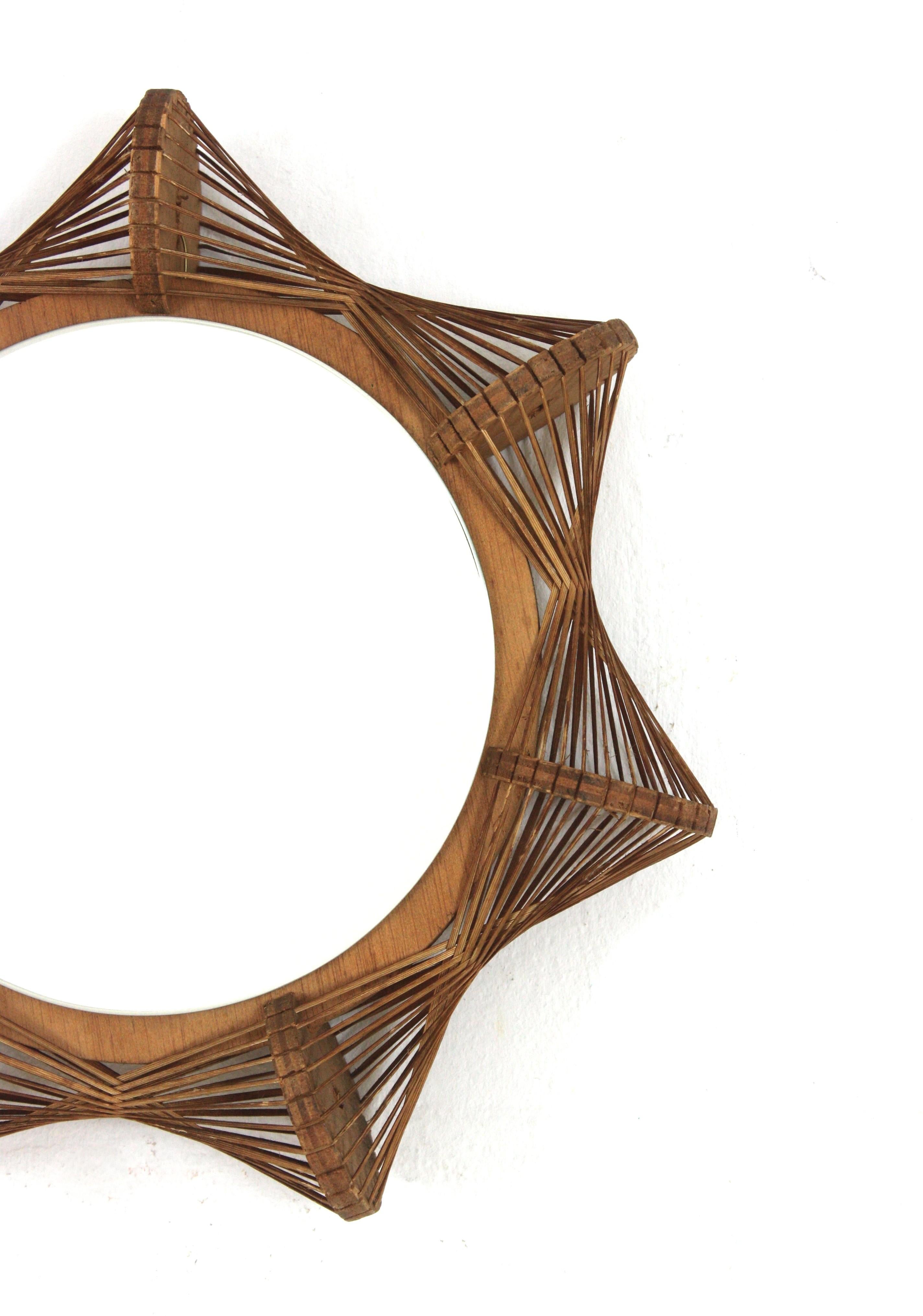 XX secolo Specchio francese Starburst Sunburst degli anni '60 con cornice in vimini intrecciato e Wood in vendita
