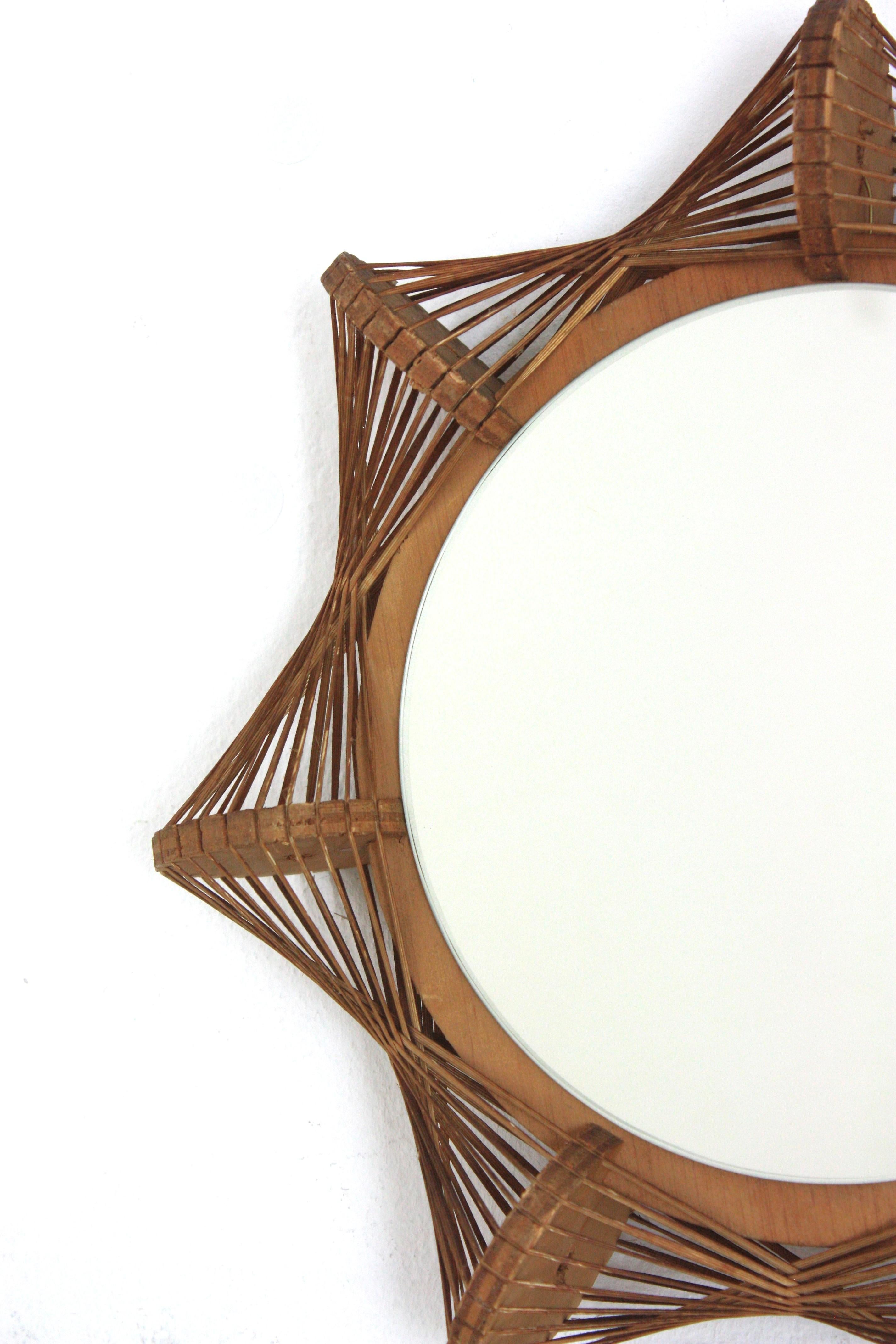 Specchio francese Starburst Sunburst degli anni '60 con cornice in vimini intrecciato e Wood in vendita 1