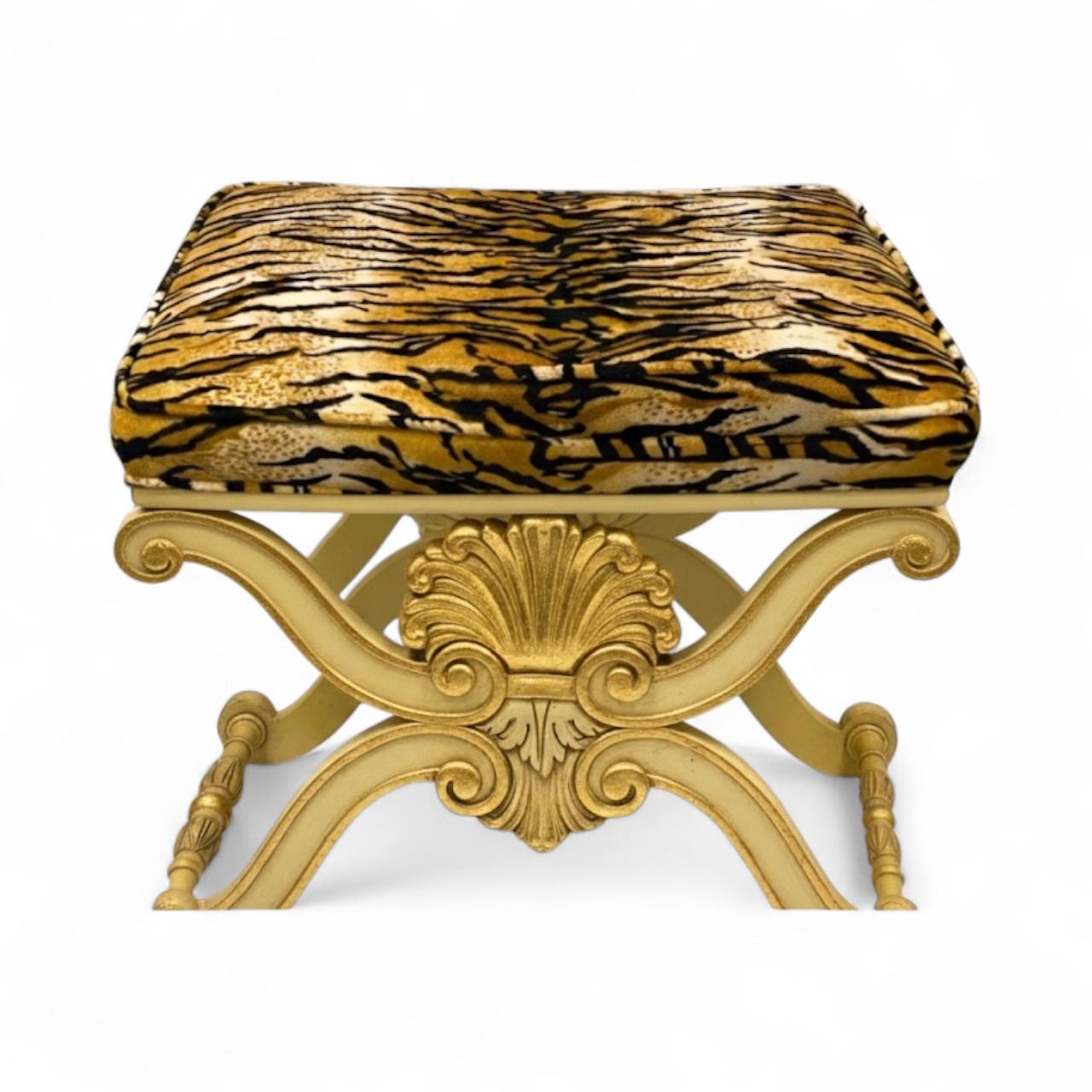 Regency Panche a X dorate in stile francese degli anni '60 di Karges in velluto tigrato - Coppia in vendita