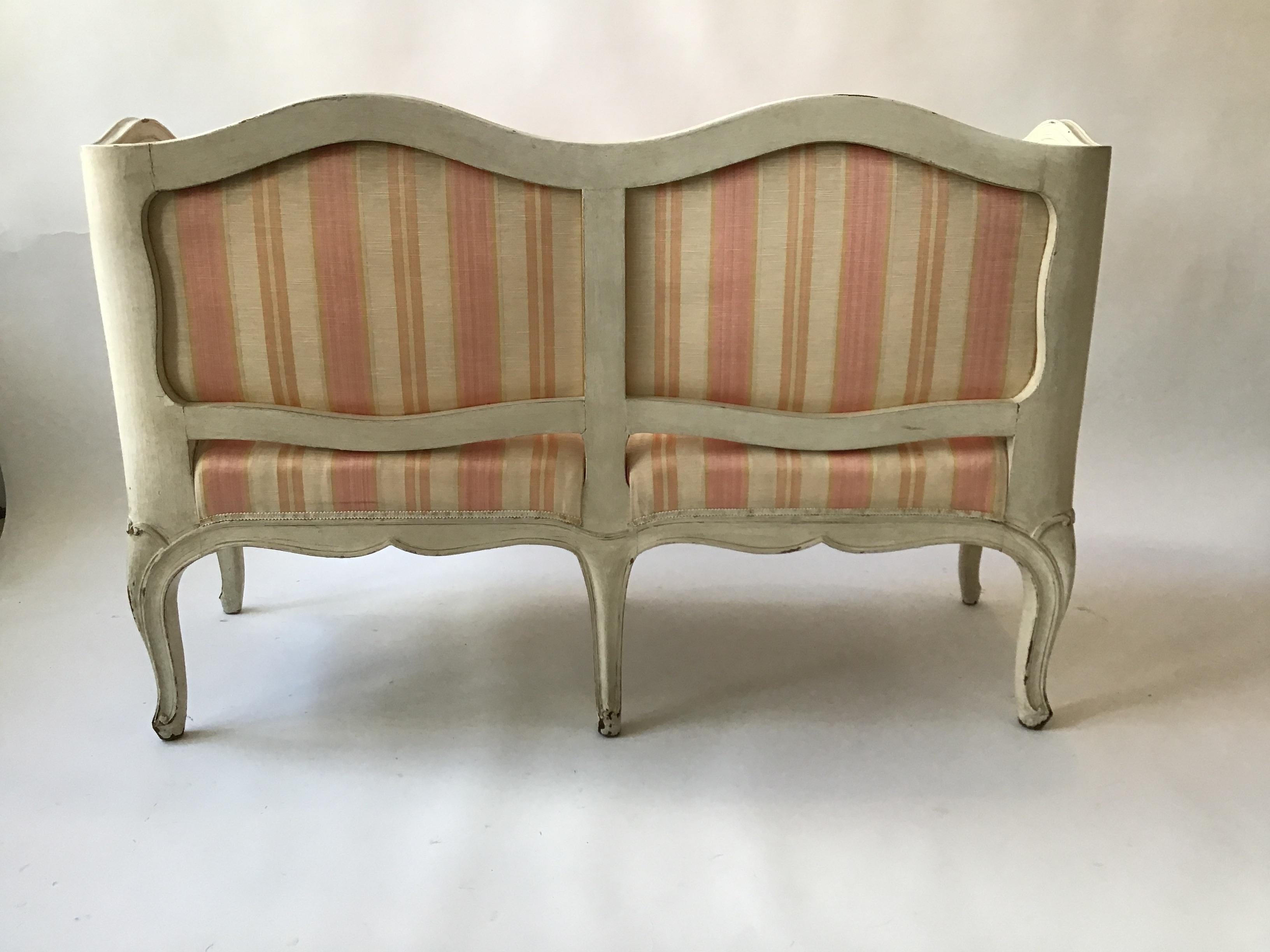 1960s French Style Louis XV High Sided Bench / Settee In Good Condition For Sale In Tarrytown, NY