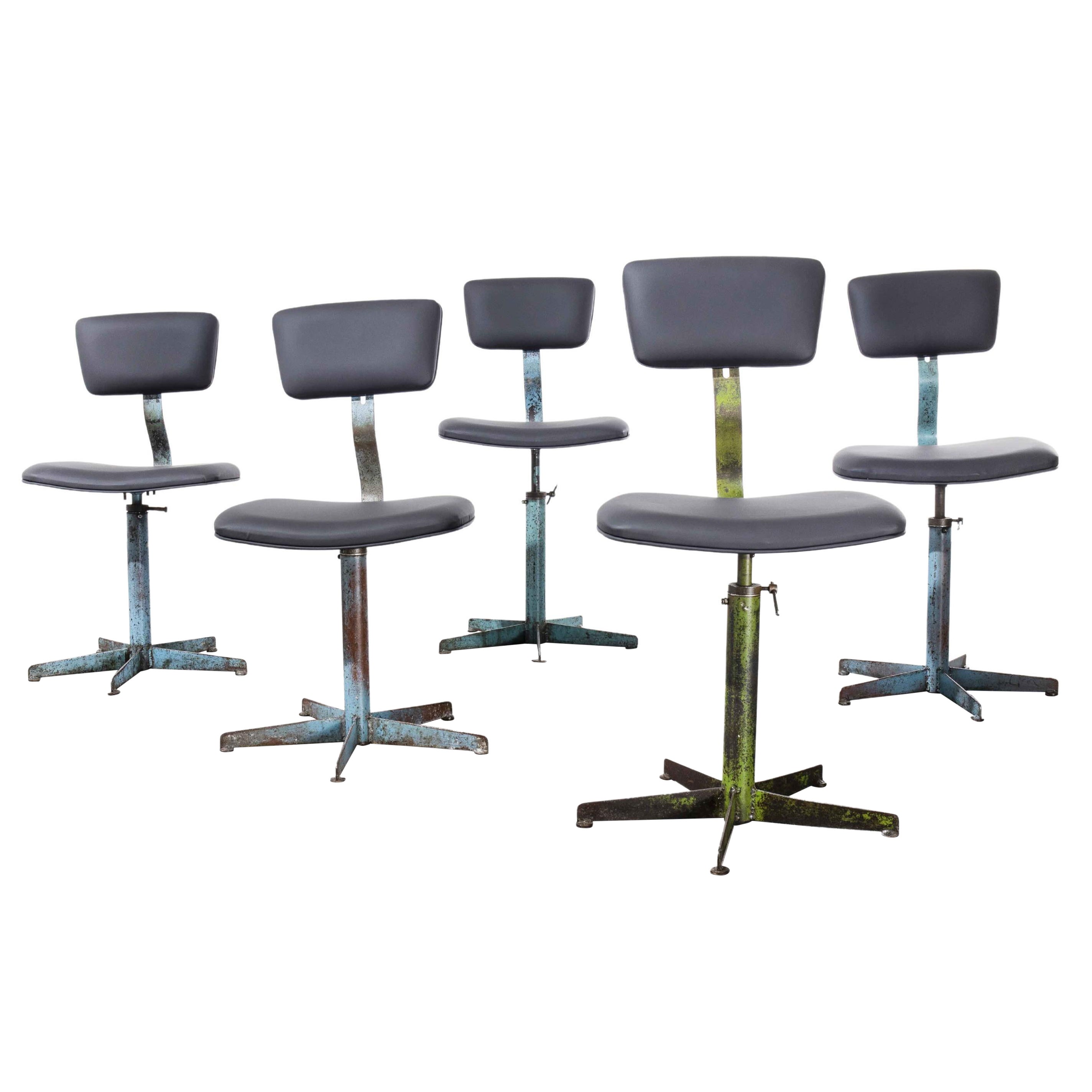 Chaises industrielles pivotantes françaises des années 1960, ensemble de cinq chaises