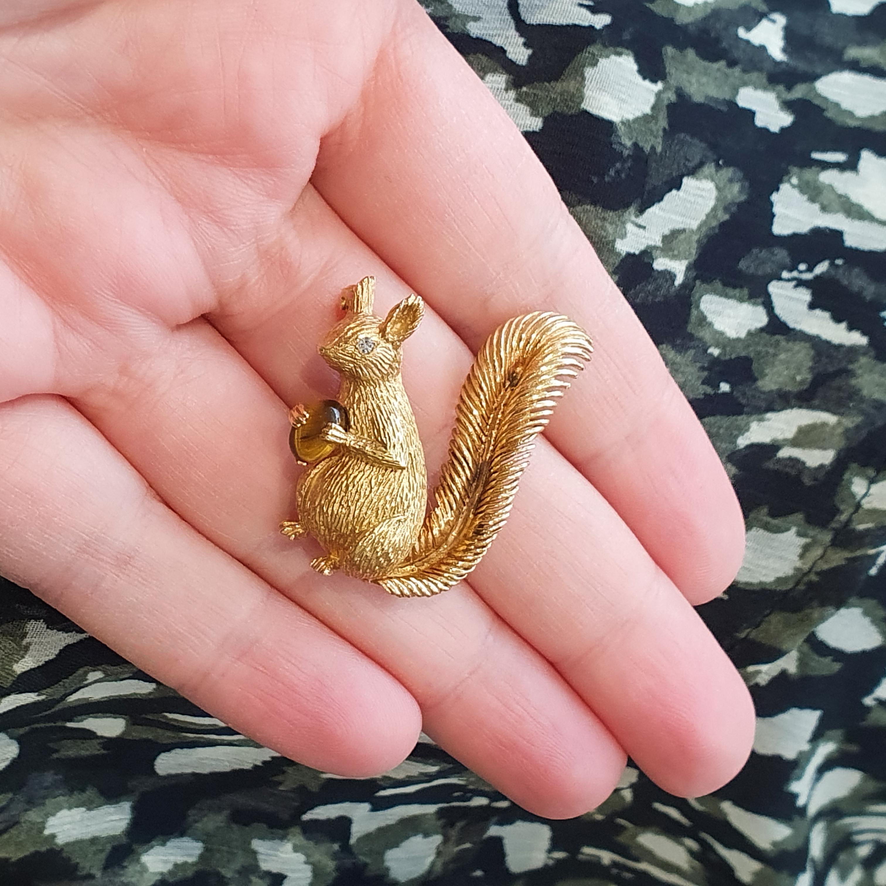 1960S French Tiger's Eye Cabochon on Yellow Gold 18k Squirrel Brooch Clip.

Total height: 1.38 inch (3.50 centimeters).
Total width: 1.50 inch (2.80 centimeters).
Total weight: 11.75 grams

The most elegant accessory you need to have.

Both