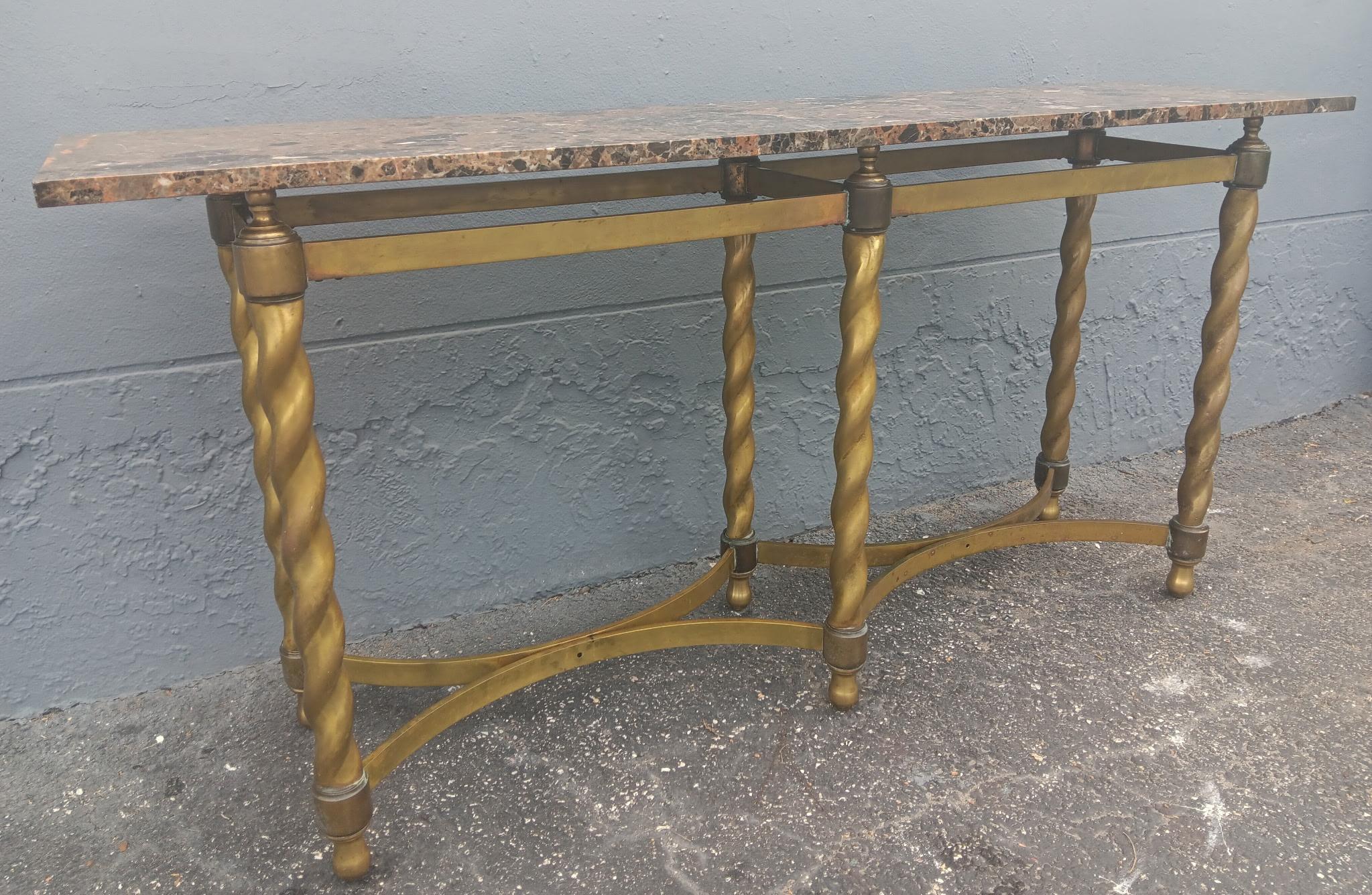 Mesa de Sofá/Consola Larga Tradicional Francesa de los Años 60 con Torsión de Latón y Tapa de Mármol en venta 4