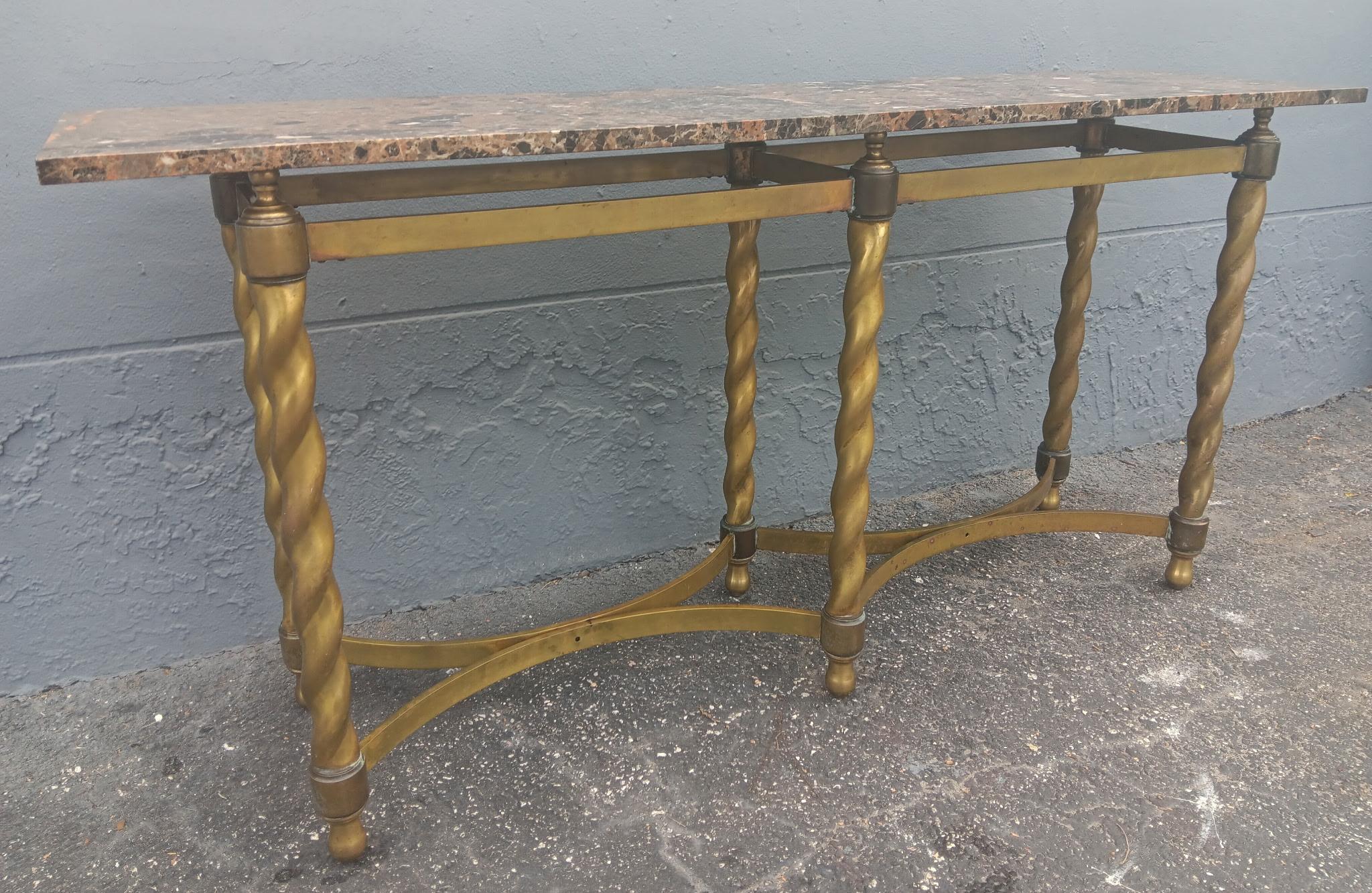 Mesa de Sofá/Consola Larga Tradicional Francesa de los Años 60 con Torsión de Latón y Tapa de Mármol en venta 5