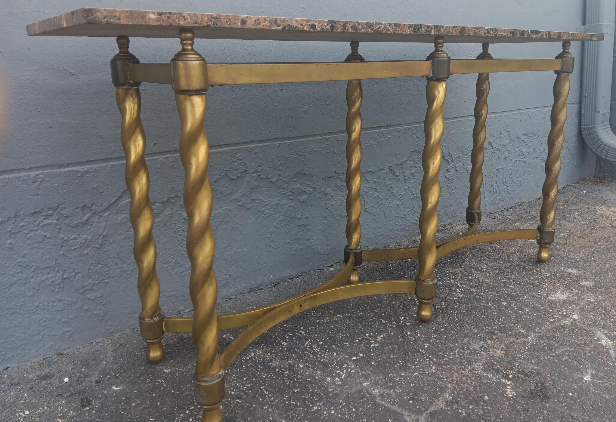 Mesa de sofá/consola larga de latón retorcido tradicional francesa de los años 60. Bonita encimera de mármol. Pieza de finca francesa.
