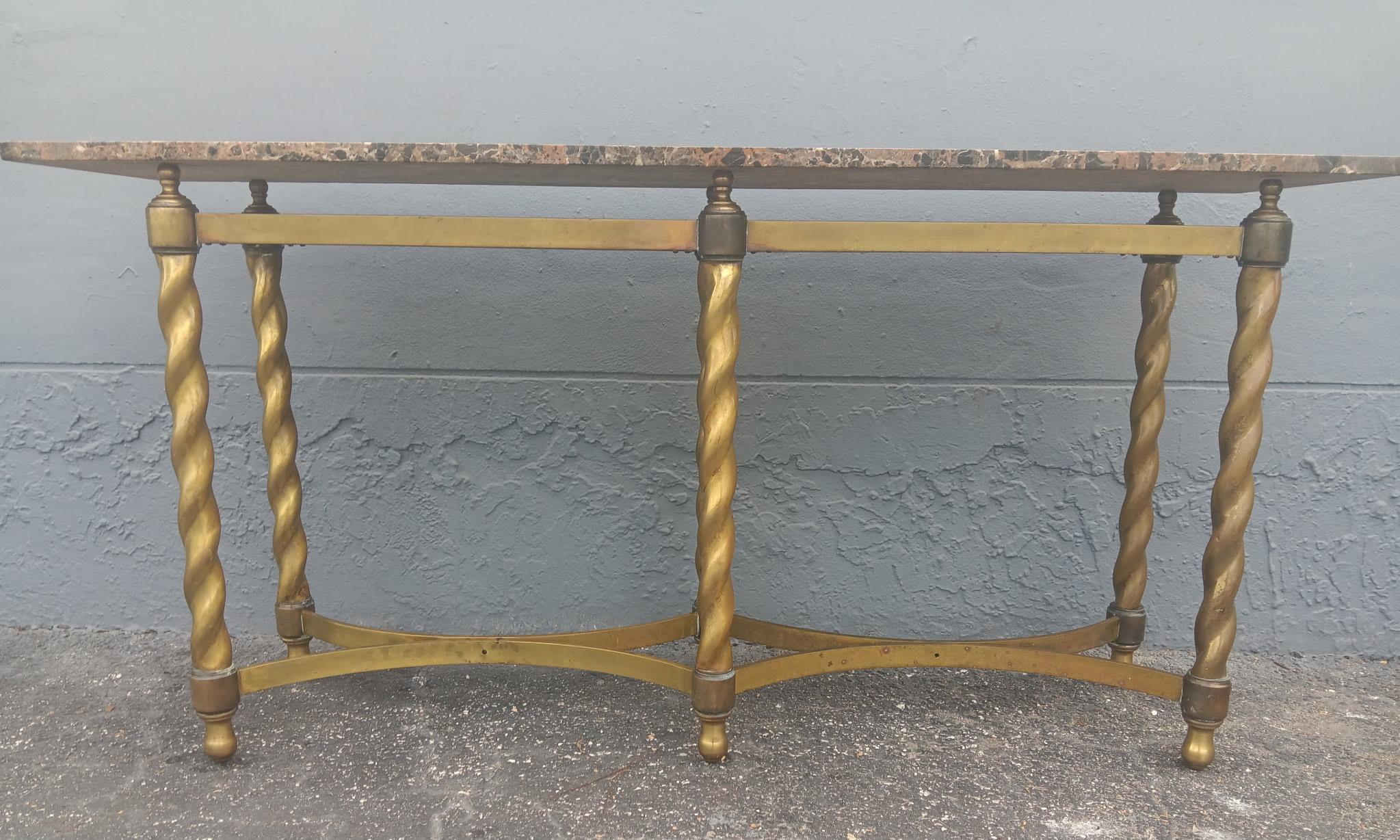 Mesa de Sofá/Consola Larga Tradicional Francesa de los Años 60 con Torsión de Latón y Tapa de Mármol Regencia de Hollywood en venta