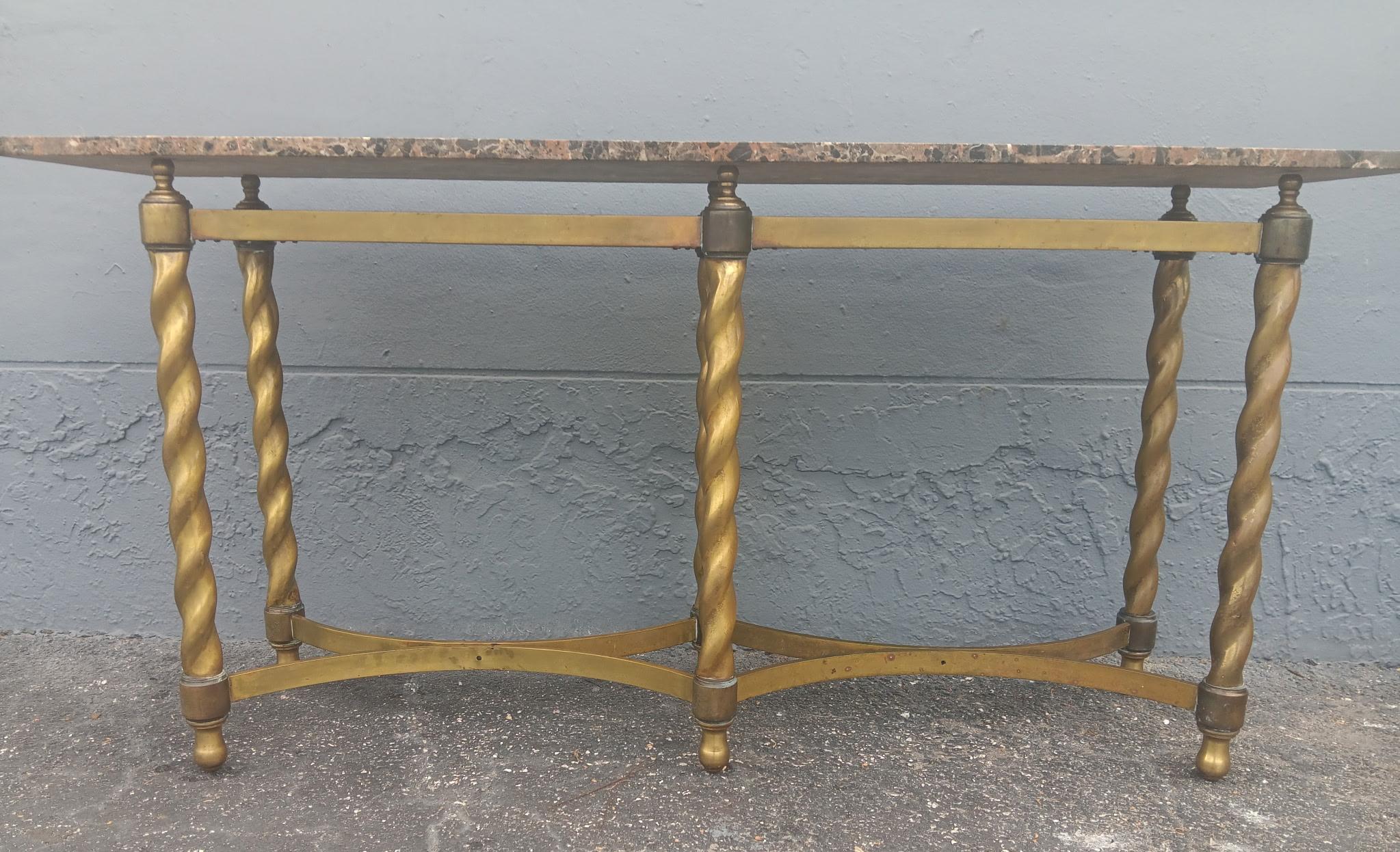 Mesa de Sofá/Consola Larga Tradicional Francesa de los Años 60 con Torsión de Latón y Tapa de Mármol en Bueno estado para la venta en Opa Locka, FL