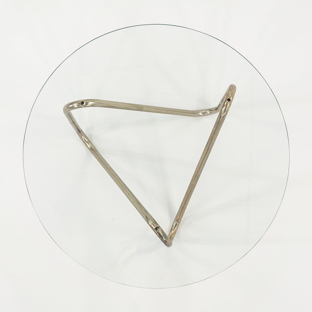Table d'appoint en chrome tubulaire des années 1960 avec plateau en verre 26