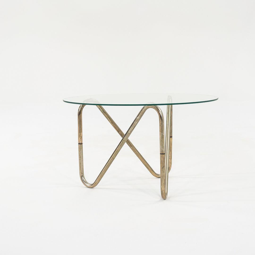 Il s'agit d'une table d'appoint en chrome tubulaire, datant des années 1960. La table est composée d'un cadre tubulaire chromé et d'un plateau en verre de 26 pouces. 

La table mesure 26 pouces de diamètre et 15,75 pouces de hauteur. Bien que le