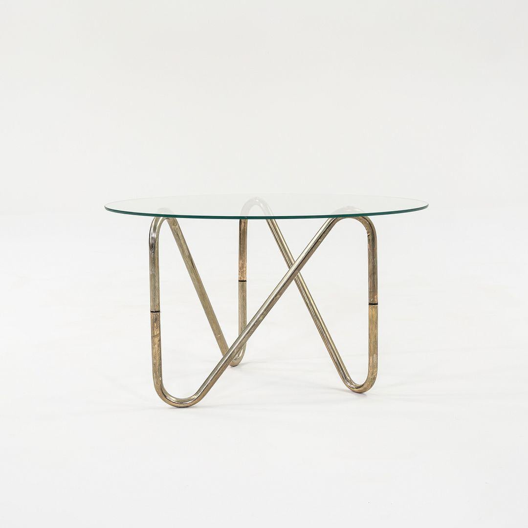 Table d'appoint en chrome tubulaire des années 1960 avec plateau en verre 26