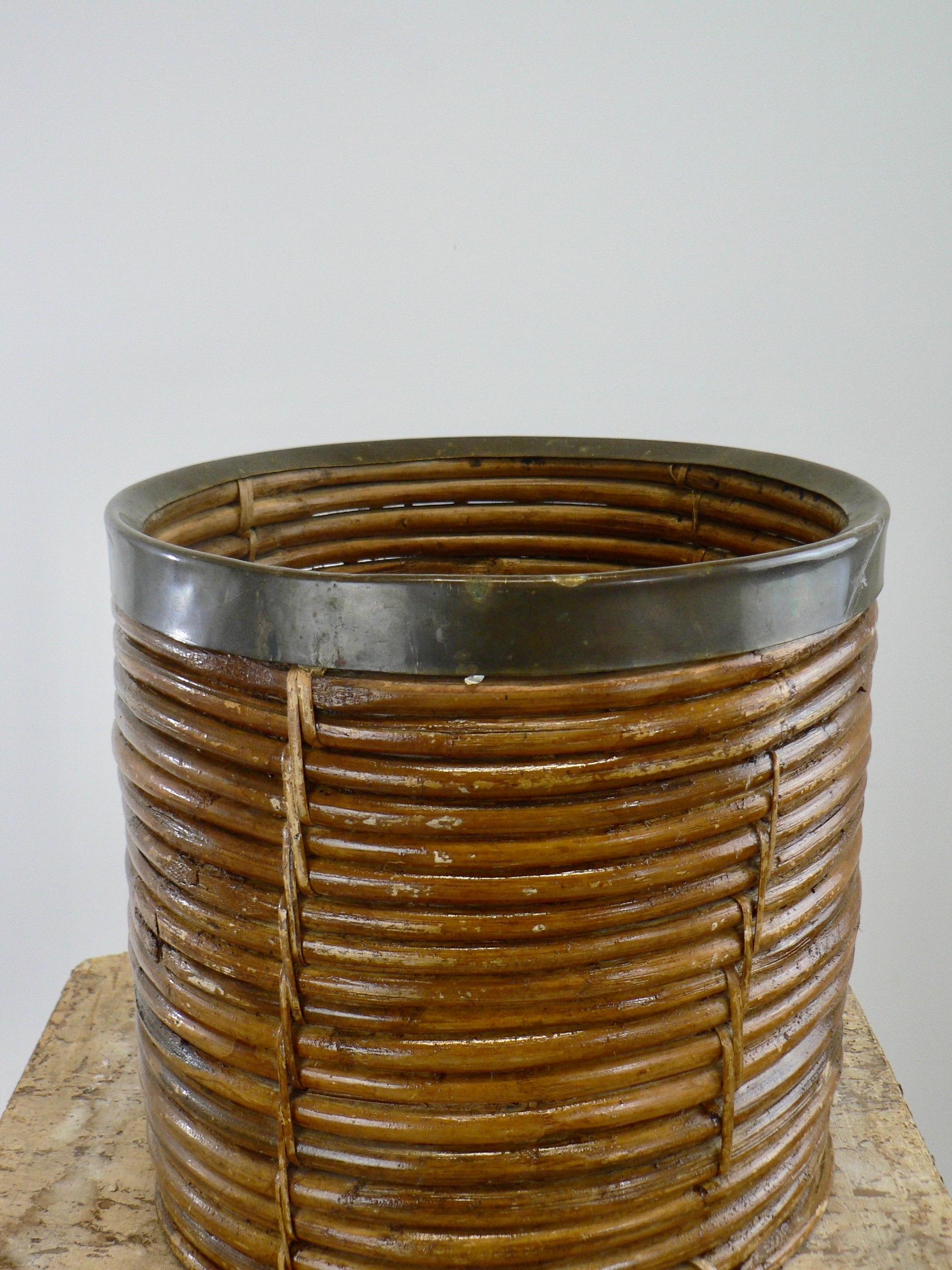1960s French wastebasket made of bamboo and brass In Fair Condition For Sale In SOTTEVILLE-LÈS-ROUEN, FR