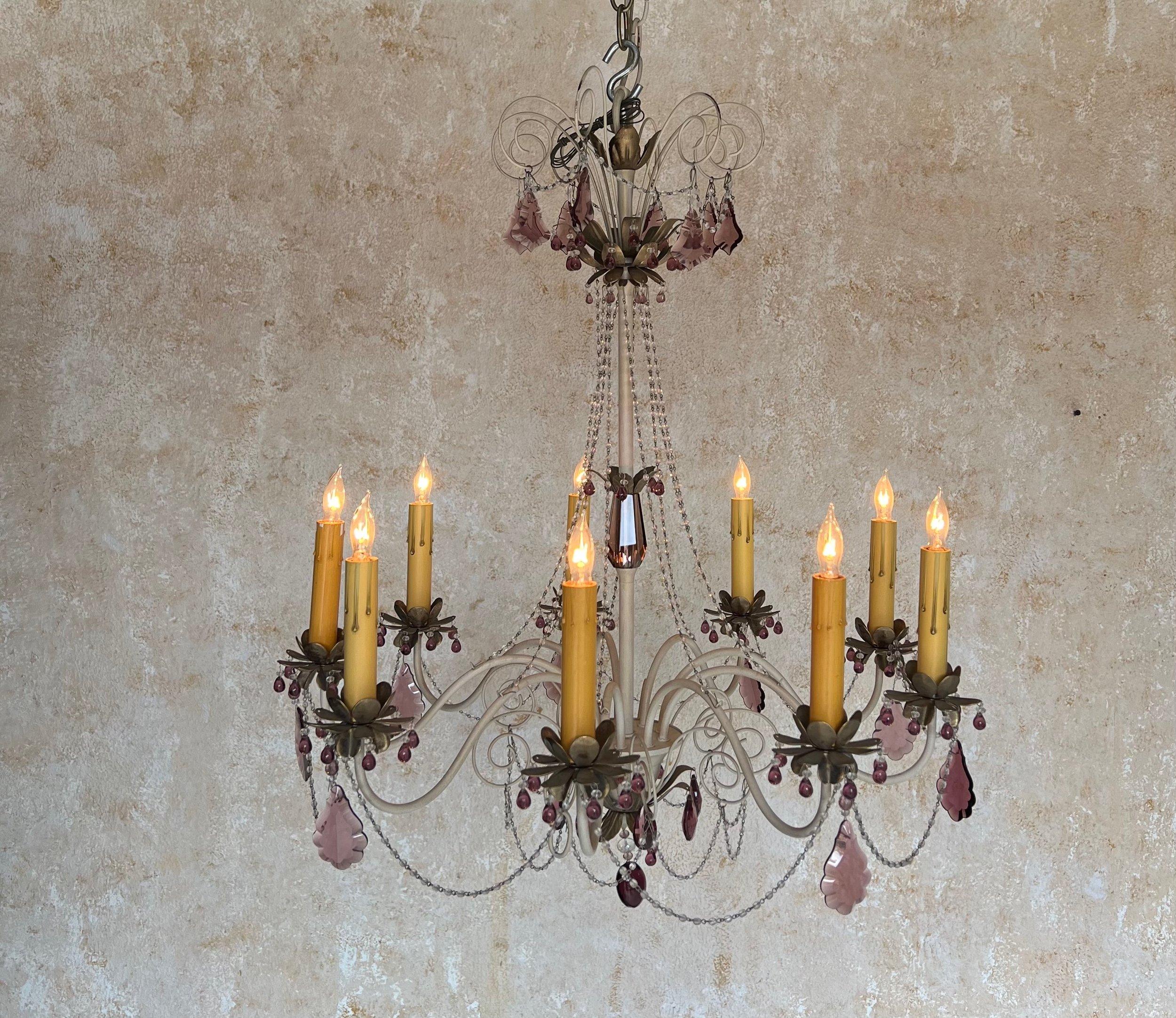 Lampadario francese del 1960 in metallo bianco con vetro color ametista in vendita 3