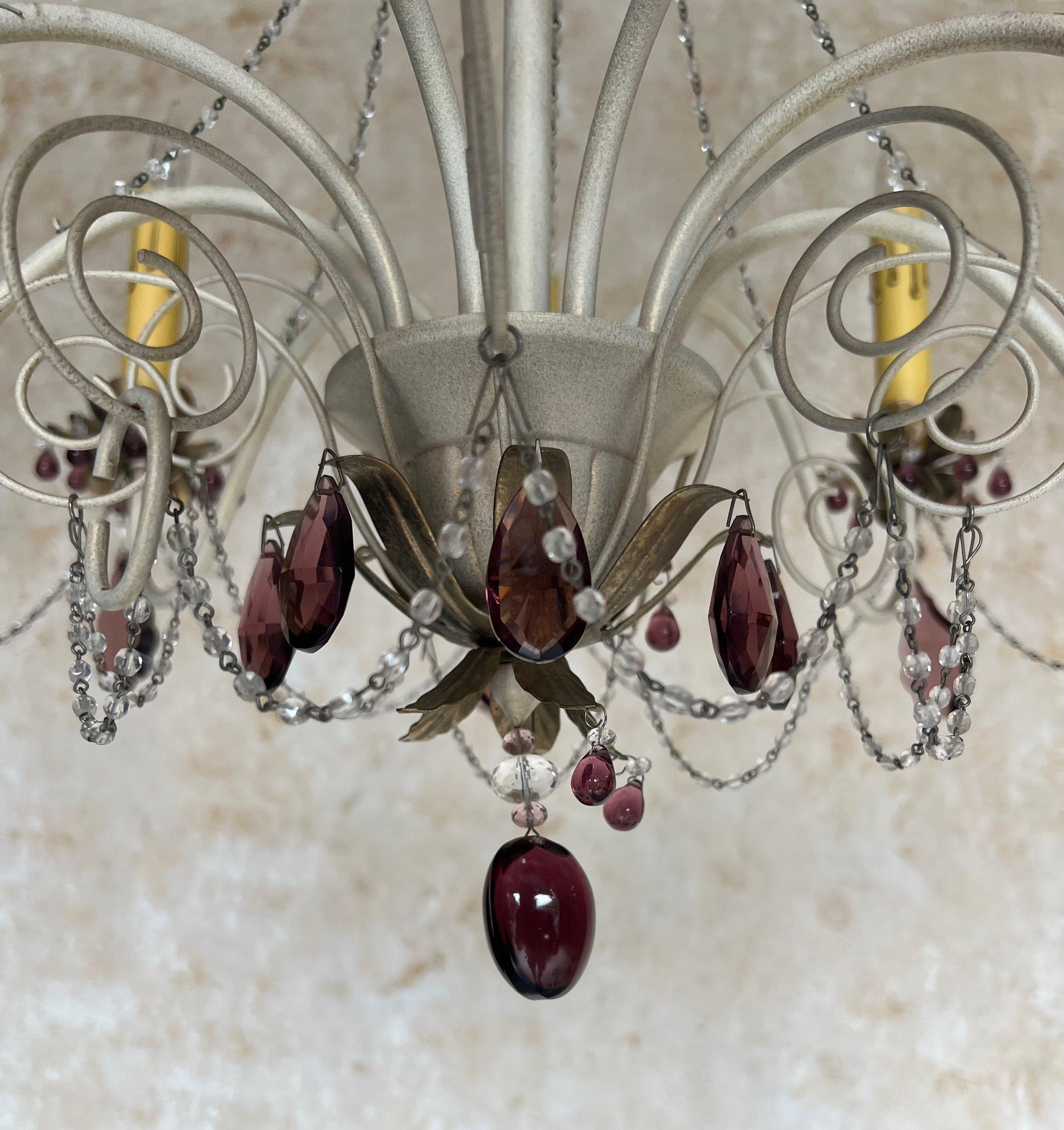 Lampadario francese del 1960 in metallo bianco con vetro color ametista in vendita 4