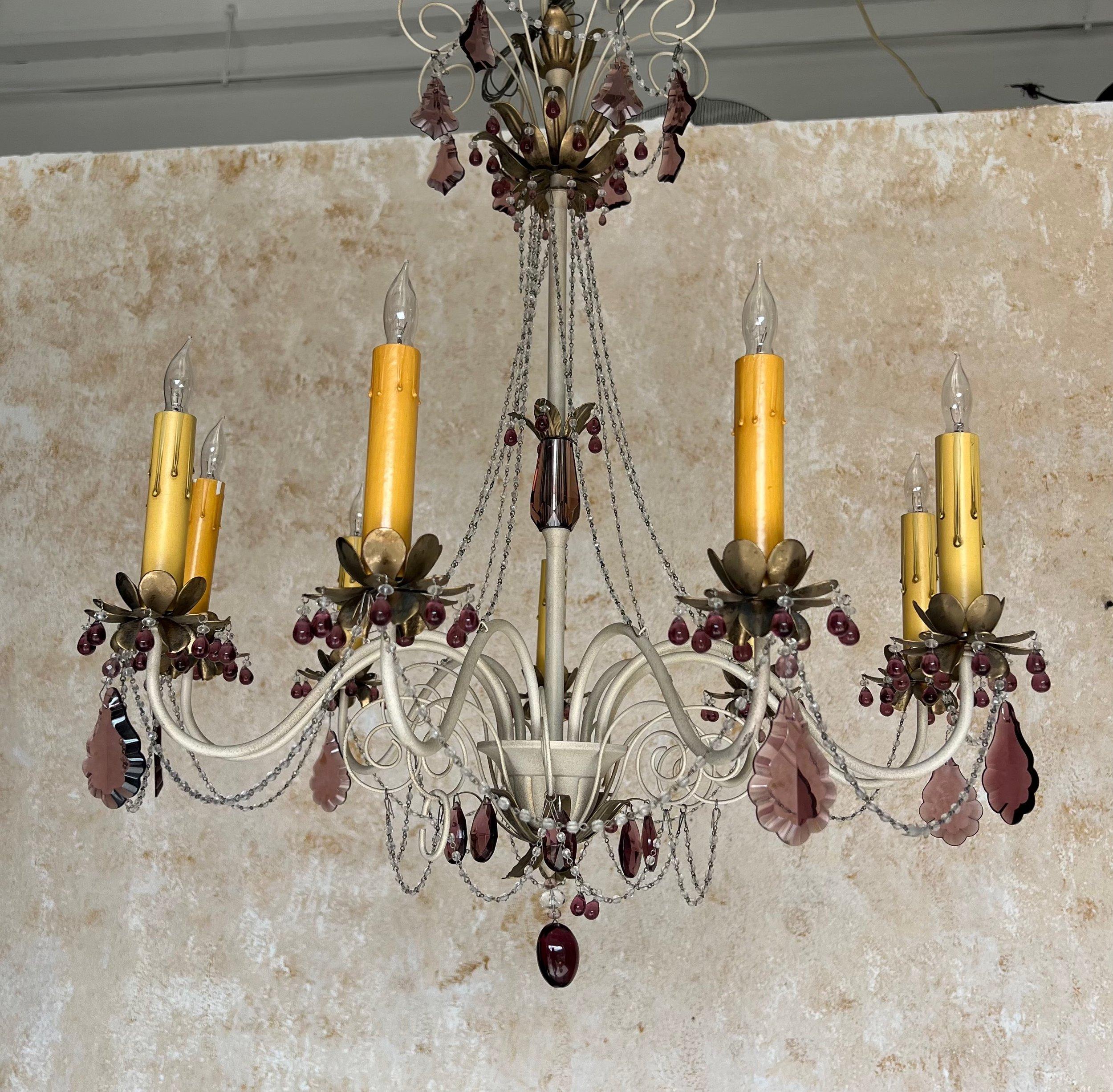 Lampadario francese del 1960 in metallo bianco con vetro color ametista in vendita 5