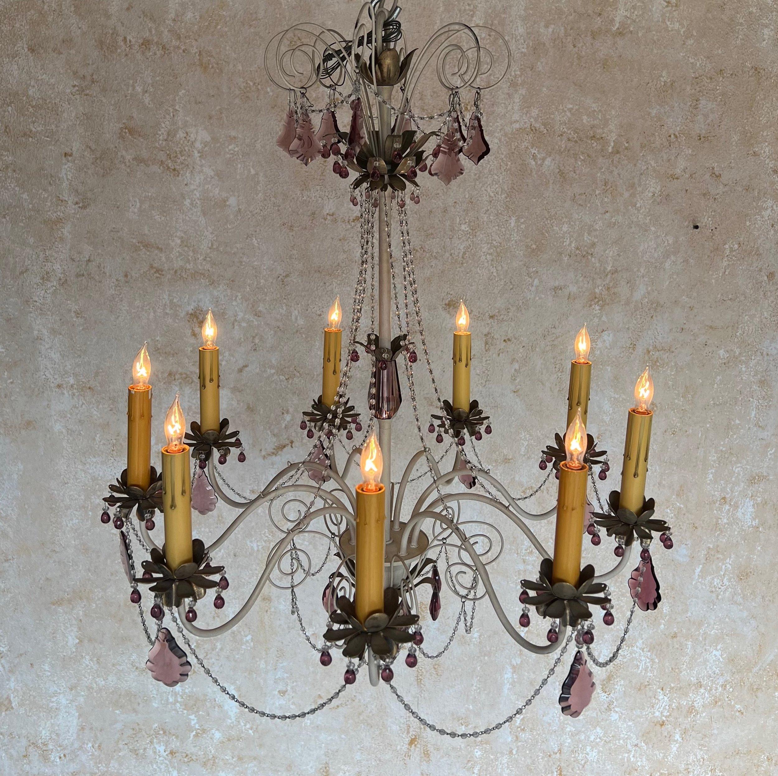 Questo splendido lampadario francese degli anni '60 in metallo bianco presenta nove bracci decorati con ornamenti di perline e splendide decorazioni in vetro color ametista. Completo di baldacchino e catena coordinati, questo lampadario è stato