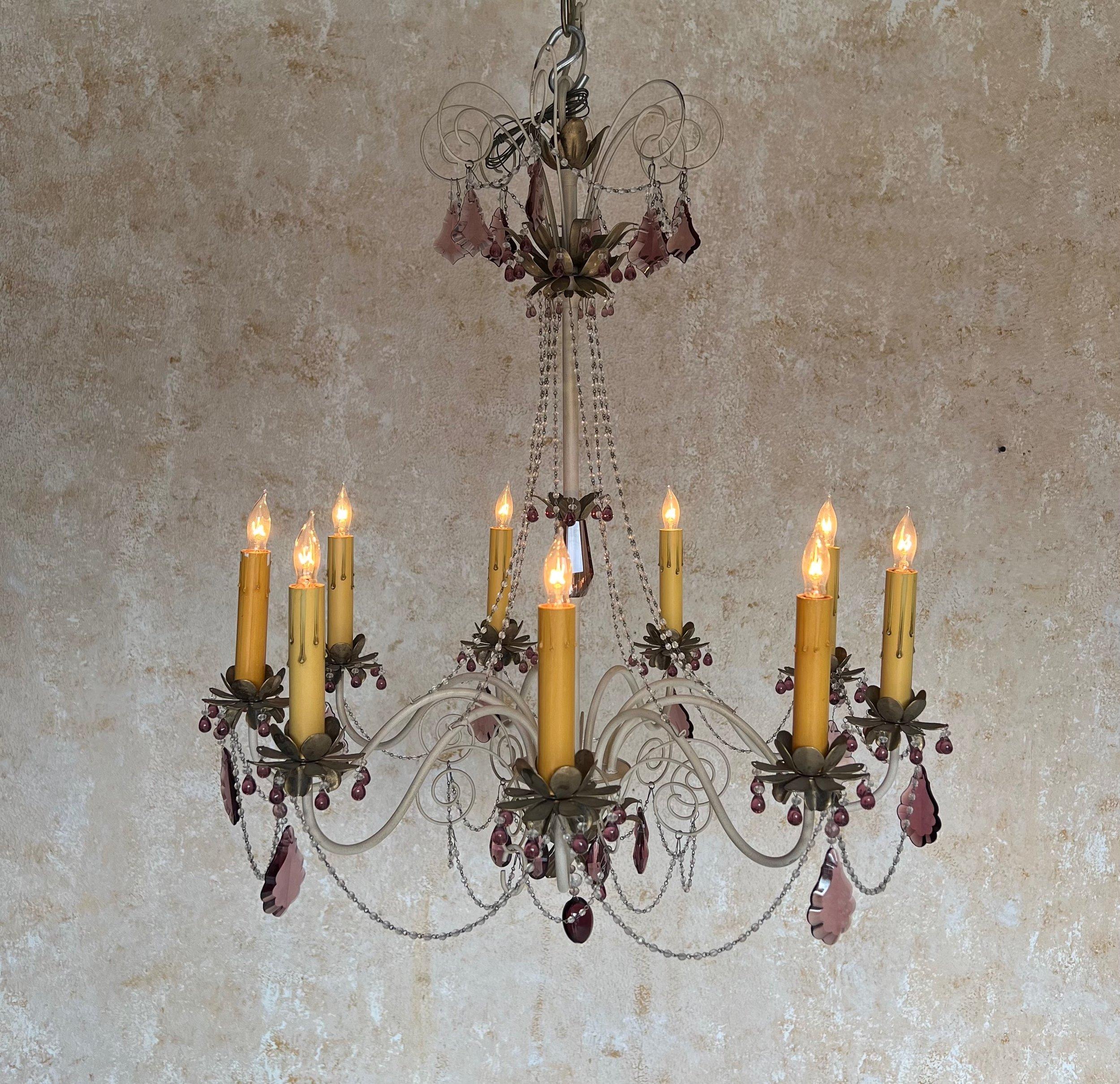 Mid-Century moderno Lampadario francese del 1960 in metallo bianco con vetro color ametista in vendita