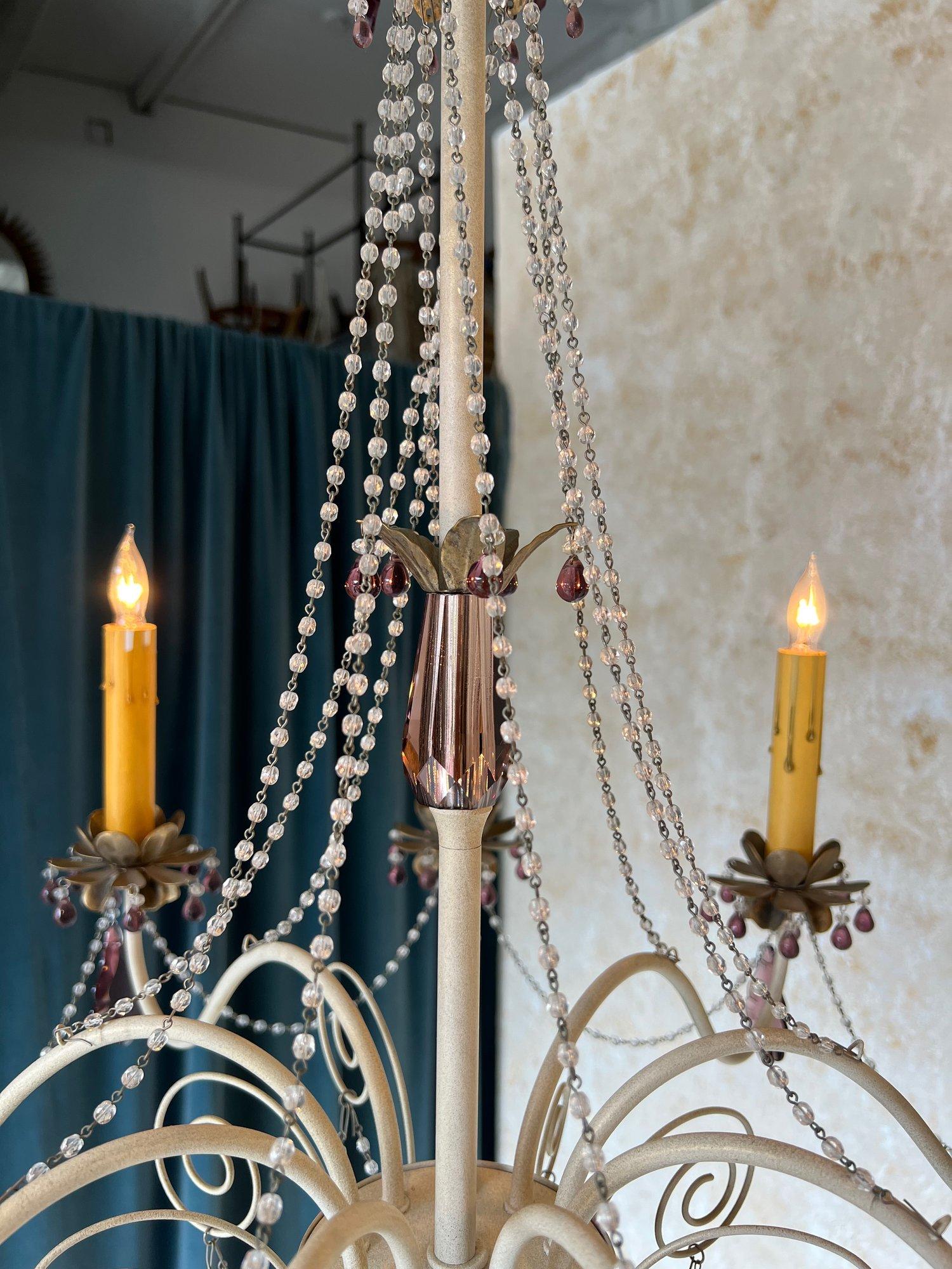 Metallo Lampadario francese del 1960 in metallo bianco con vetro color ametista in vendita