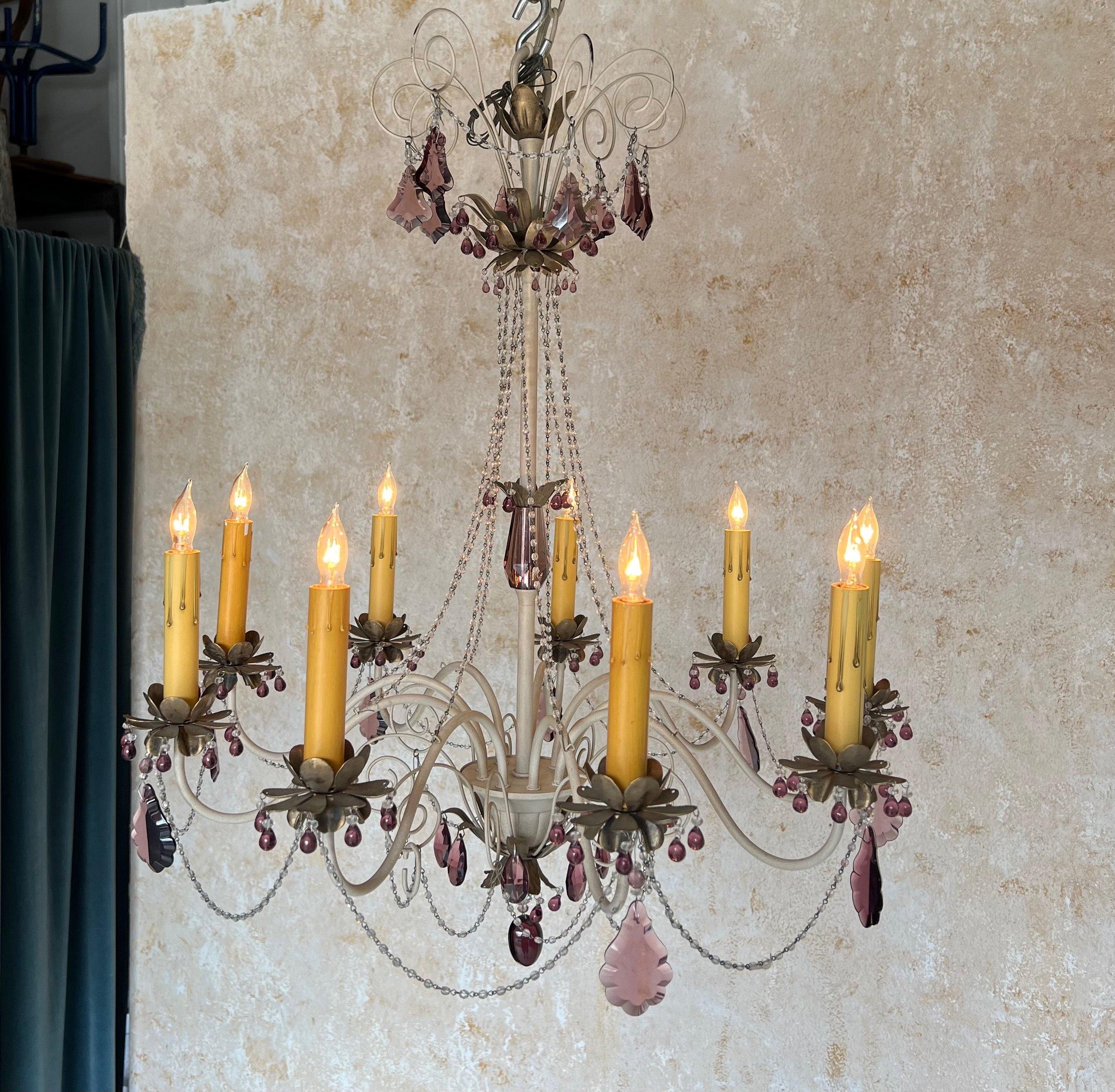 Lampadario francese del 1960 in metallo bianco con vetro color ametista in vendita 1