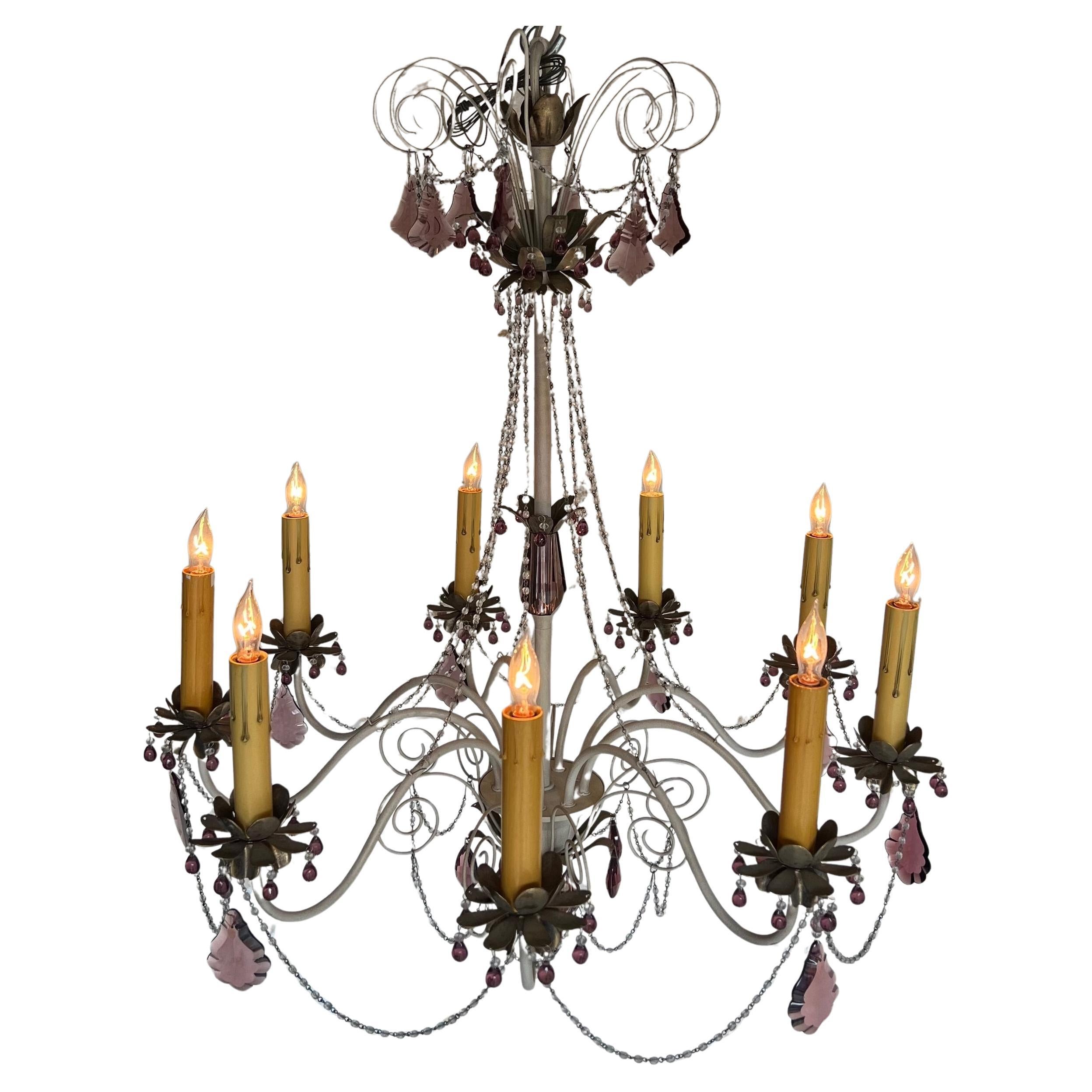 Lampadario francese del 1960 in metallo bianco con vetro color ametista in vendita
